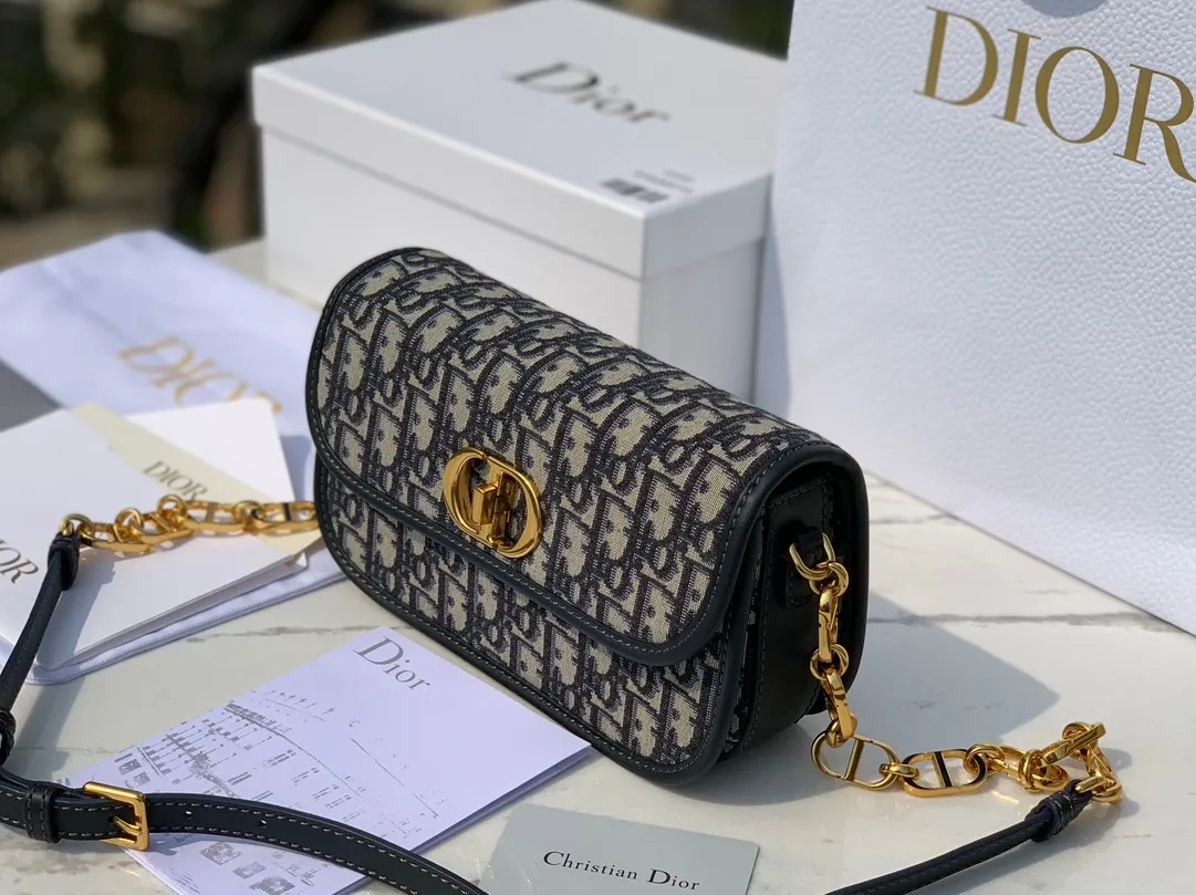 ❗️❗️❗️Free shipping with SF for year-end events❗️❗️❗️💰1500 Size 22.5✖️12.5✖️6.5 Dior 30Montaigne Avenue Armpit chain bag, the latest model in 2023, this bag can not only be used as an armpit bag, but also can be carried on the shoulder or cross-body. The retro chain interprets a multi-faceted style. The overall bag has a chilled silhouette and smart curves to outline contemporary fashion. The CD connector of the chain part uses an enamel buckle, which can be said to be exquisite. This bag not only has sufficient capacity, but also has good looks. It can be paired with a silk scarf to slightly enhance your temperament and taste!
