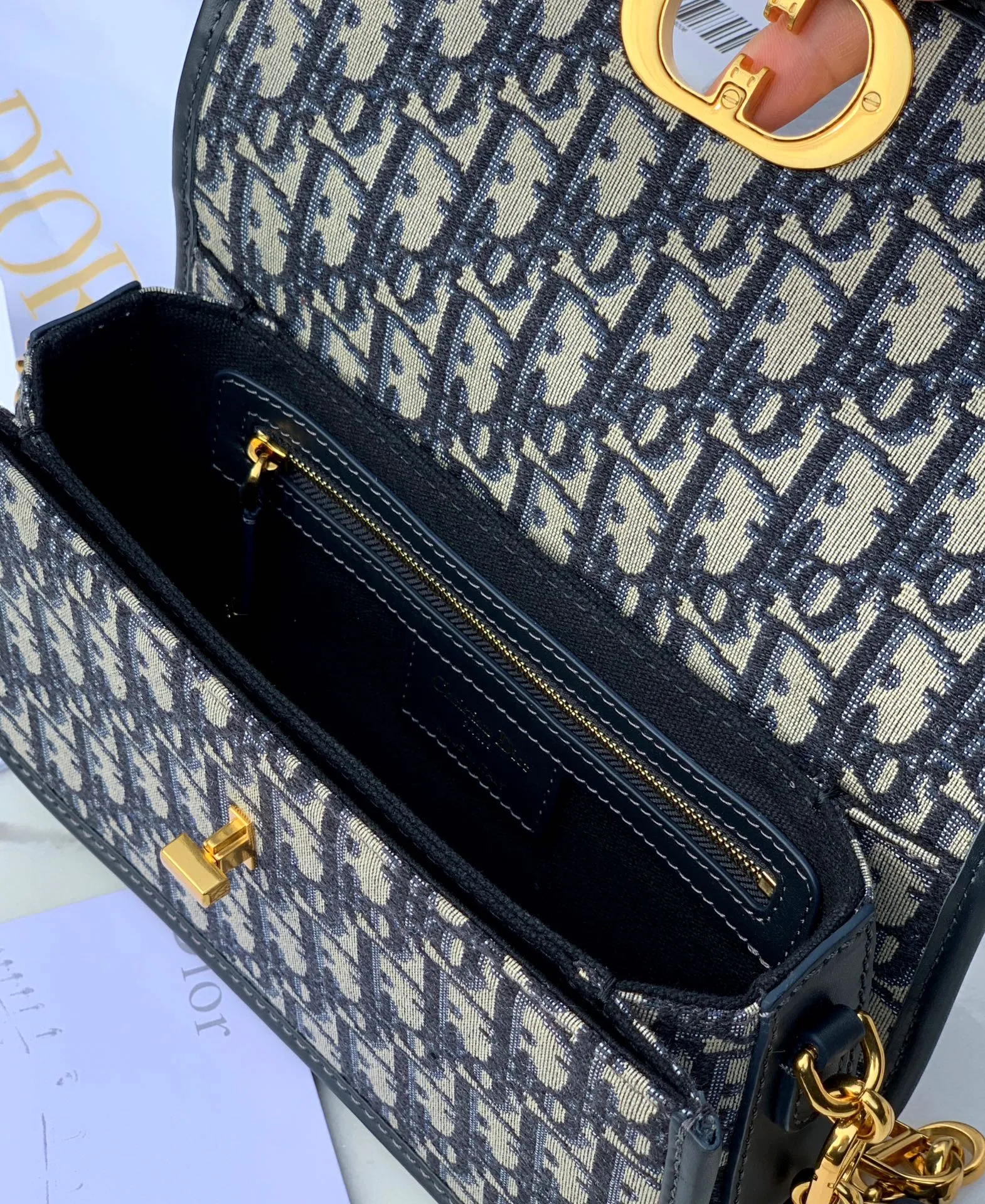 ❗️❗️❗️Free shipping with SF for year-end events❗️❗️❗️💰1500 Size 22.5✖️12.5✖️6.5 Dior 30Montaigne Avenue Armpit chain bag, the latest model in 2023, this bag can not only be used as an armpit bag, but also can be carried on the shoulder or cross-body. The retro chain interprets a multi-faceted style. The overall bag has a chilled silhouette and smart curves to outline contemporary fashion. The CD connector of the chain part uses an enamel buckle, which can be said to be exquisite. This bag not only has sufficient capacity, but also has good looks. It can be paired with a silk scarf to slightly enhance your temperament and taste!