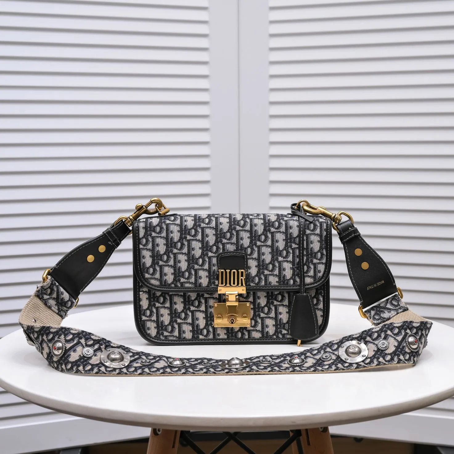 💰420￥shoulder strap style🔥 🔥‼ Original development! ! Every detail has been spared... 🎏DIOR OBLIQUE flip-top small handbag🎊🎏Iconic canvas with smooth calfskin details🎊👉With vintage gold metal lock 👉Vintage gold metal belt "CD" detachable chain strap👉Can be carried on the shoulder or crossbody🎯Model: 9902🎯Size: 24*16*8🎯Quality upgrade