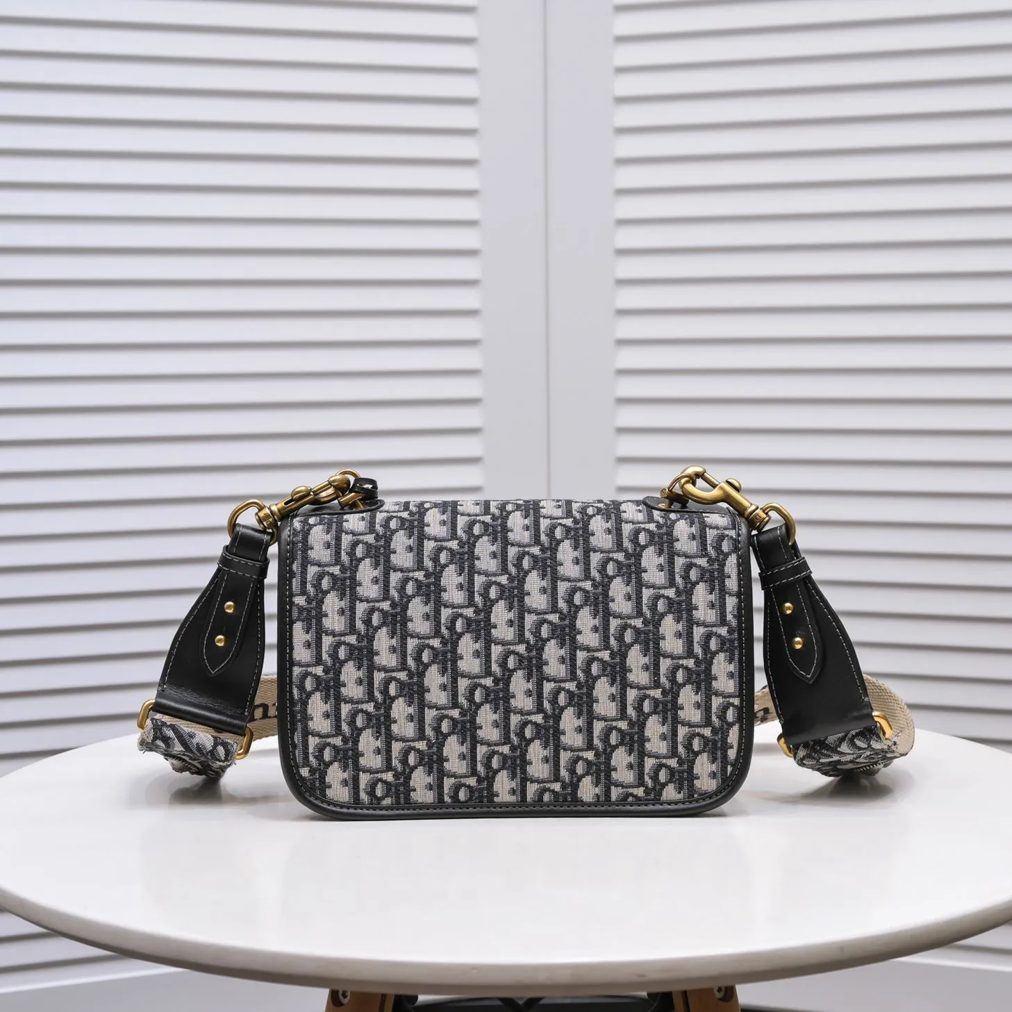 💰420￥shoulder strap style🔥 🔥‼ Original development! ! Every detail has been spared... 🎏DIOR OBLIQUE flip-top small handbag🎊🎏Iconic canvas with smooth calfskin details🎊👉With vintage gold metal lock 👉Vintage gold metal belt "CD" detachable chain strap👉Can be carried on the shoulder or crossbody🎯Model: 9902🎯Size: 24*16*8🎯Quality upgrade
