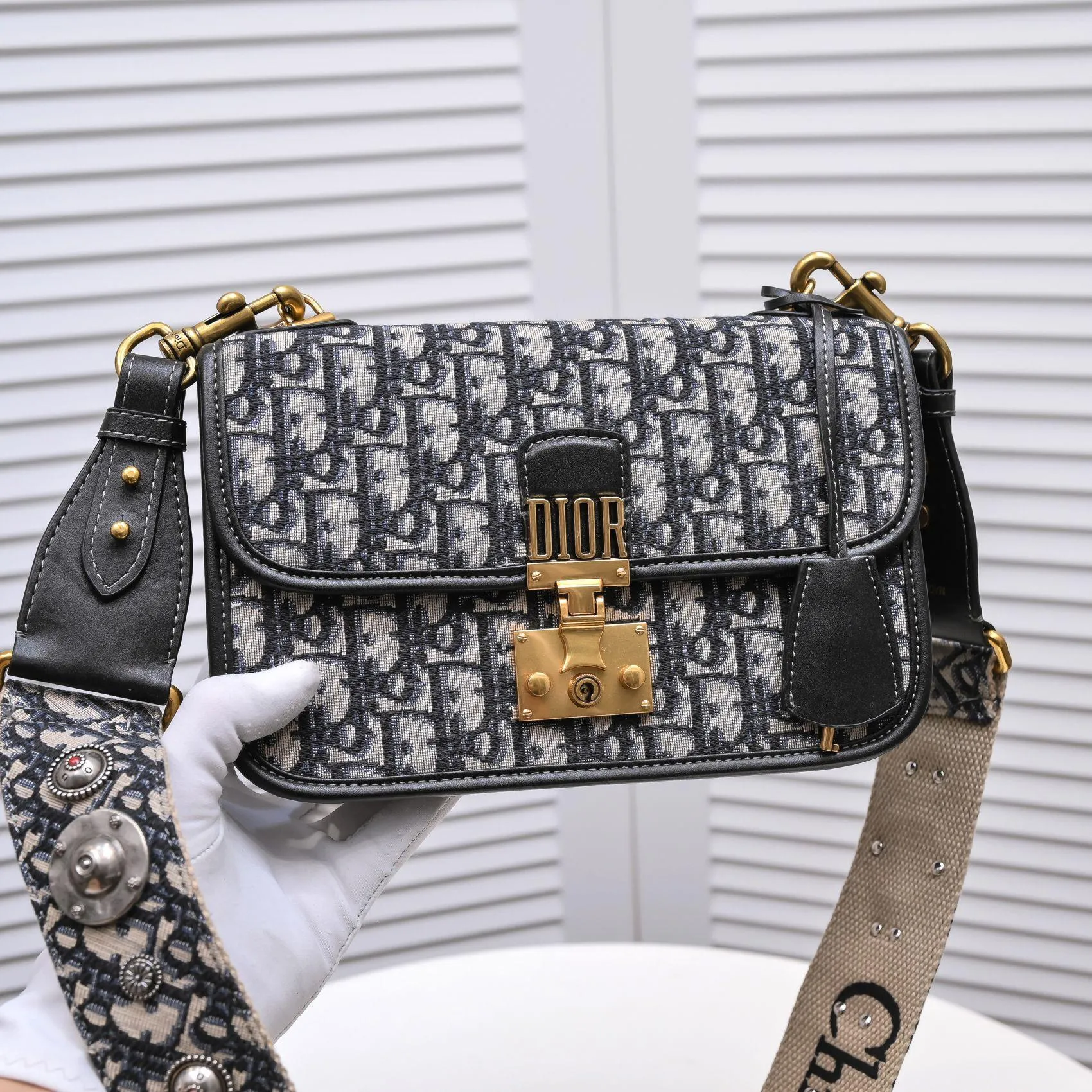 💰420￥shoulder strap style🔥 🔥‼ Original development! ! Every detail has been spared... 🎏DIOR OBLIQUE flip-top small handbag🎊🎏Iconic canvas with smooth calfskin details🎊👉With vintage gold metal lock 👉Vintage gold metal belt "CD" detachable chain strap👉Can be carried on the shoulder or crossbody🎯Model: 9902🎯Size: 24*16*8🎯Quality upgrade