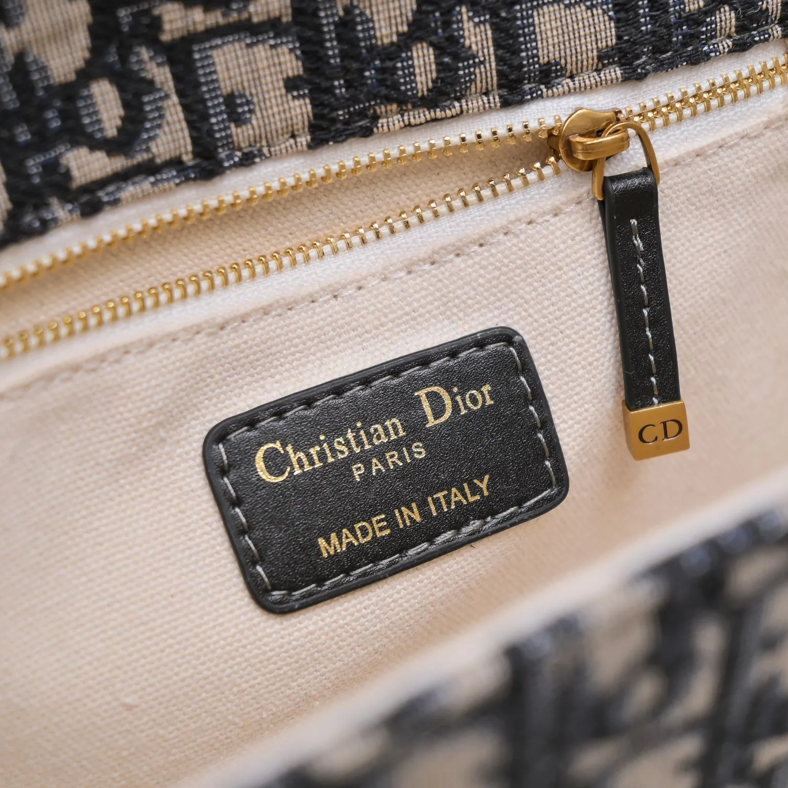💰420￥shoulder strap style🔥 🔥‼ Original development! ! Every detail has been spared... 🎏DIOR OBLIQUE flip-top small handbag🎊🎏Iconic canvas with smooth calfskin details🎊👉With vintage gold metal lock 👉Vintage gold metal belt "CD" detachable chain strap👉Can be carried on the shoulder or crossbody🎯Model: 9902🎯Size: 24*16*8🎯Quality upgrade