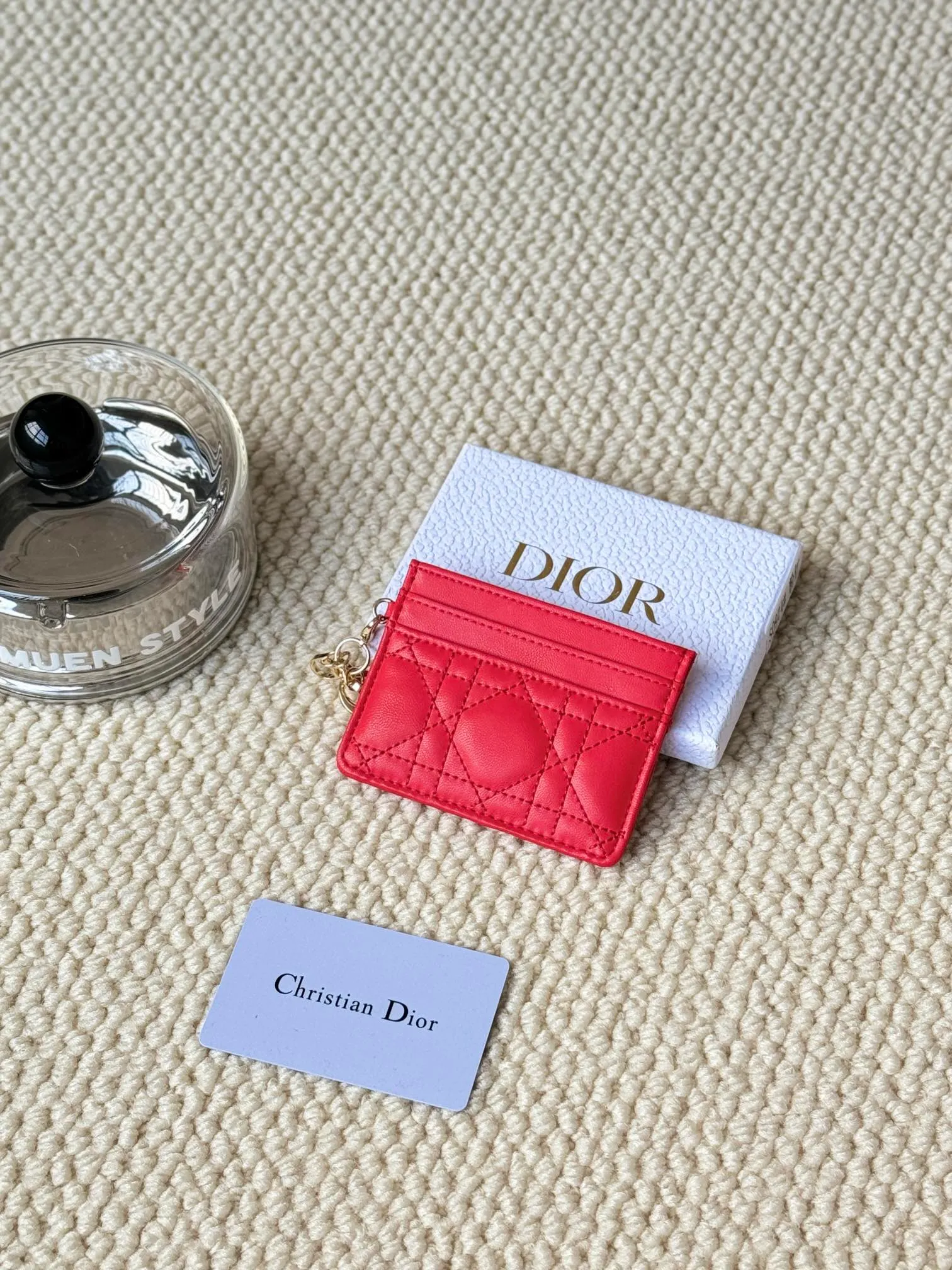 💰100LadyDior Sheepskin No.: S0974OVRB M81B T Lady Dior five-compartment card holder Product description: The color is as shown in the picture. This Lady Dior five-compartment card holder is new this season, elegant and practical. Crafted from cloudy blue patent cow leather, decorated with cannage pattern topstitching and embellished with a removable D.I.O.R. charm. Elegant and sophisticated, it has five card slots, suitable for various occasions, and can be combined with other Lady Dior
