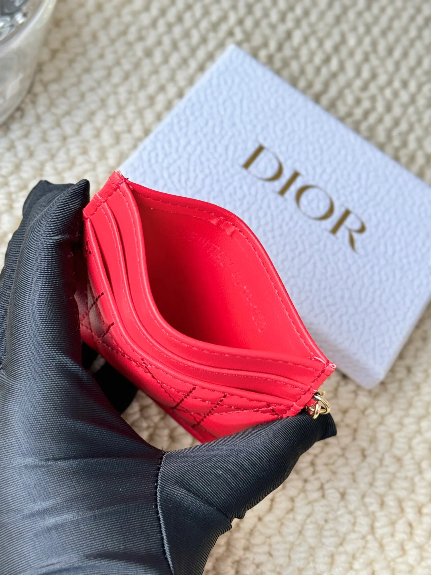 💰100LadyDior Sheepskin No.: S0974OVRB M81B T Lady Dior five-compartment card holder Product description: The color is as shown in the picture. This Lady Dior five-compartment card holder is new this season, elegant and practical. Crafted from cloudy blue patent cow leather, decorated with cannage pattern topstitching and embellished with a removable D.I.O.R. charm. Elegant and sophisticated, it has five card slots, suitable for various occasions, and can be combined with other Lady Dior