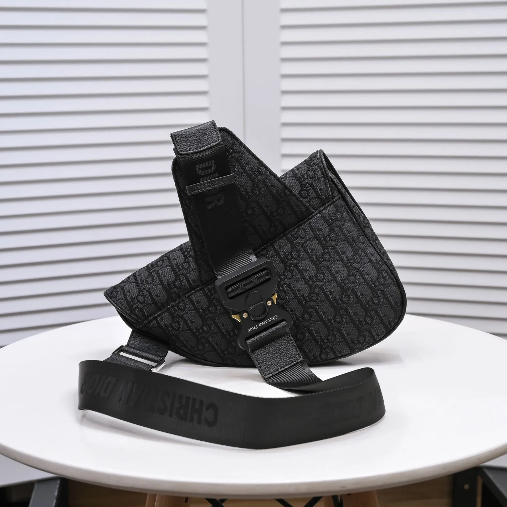 💰400￥💴Dior Men's SADDLE Unisex Crossbody Bag/Chest Bag Size: 20*28.6*5cm Actual photo taken, the picture is consistent with the product, heavy gold authentic pattern re-engraved👍Imported original original top layer small grain Re-engraved cowhide😱The leather is super soft and rebounds perfectly when rubbed at will😁Customized counter original hardware with lettering✨Smooth YKK zipper🏄🏻Perfect craftsmanship💼Refuse to cut corners, reject super-fiber fake leather, 8039, 6801 quality is superb