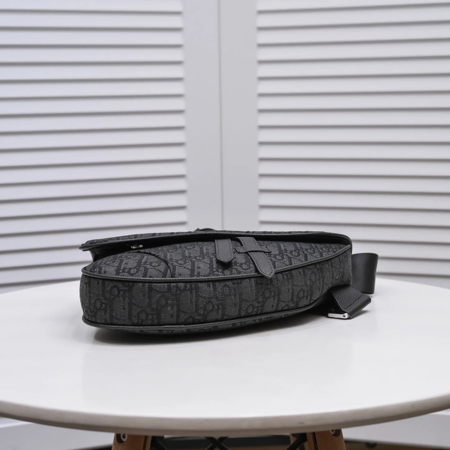 💰400￥💴Dior Men's SADDLE Unisex Crossbody Bag/Chest Bag Size: 20*28.6*5cm Actual photo taken, the picture is consistent with the product, heavy gold authentic pattern re-engraved👍Imported original original top layer small grain Re-engraved cowhide😱The leather is super soft and rebounds perfectly when rubbed at will😁Customized counter original hardware with lettering✨Smooth YKK zipper🏄🏻Perfect craftsmanship💼Refuse to cut corners, reject super-fiber fake leather, 8039, 6801 quality is superb