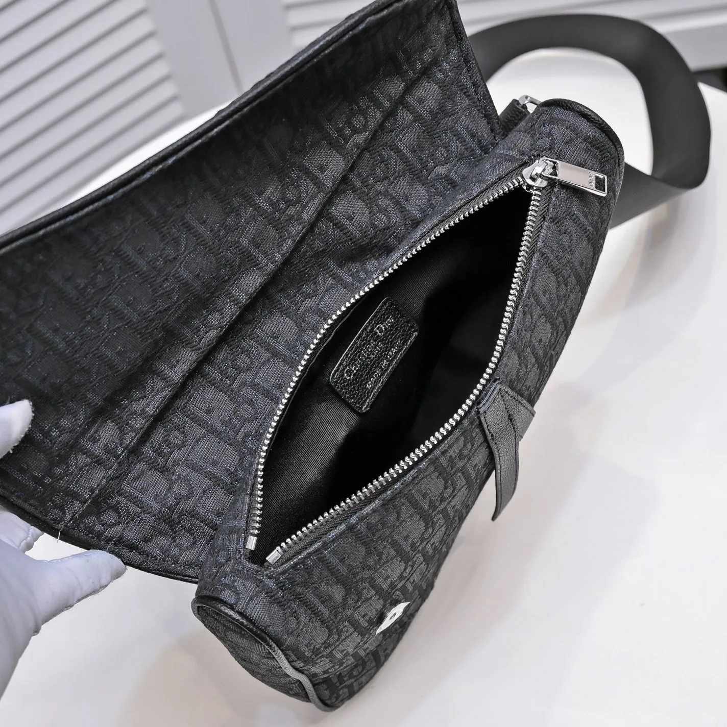 💰400￥💴Dior Men's SADDLE Unisex Crossbody Bag/Chest Bag Size: 20*28.6*5cm Actual photo taken, the picture is consistent with the product, heavy gold authentic pattern re-engraved👍Imported original original top layer small grain Re-engraved cowhide😱The leather is super soft and rebounds perfectly when rubbed at will😁Customized counter original hardware with lettering✨Smooth YKK zipper🏄🏻Perfect craftsmanship💼Refuse to cut corners, reject super-fiber fake leather, 8039, 6801 quality is superb