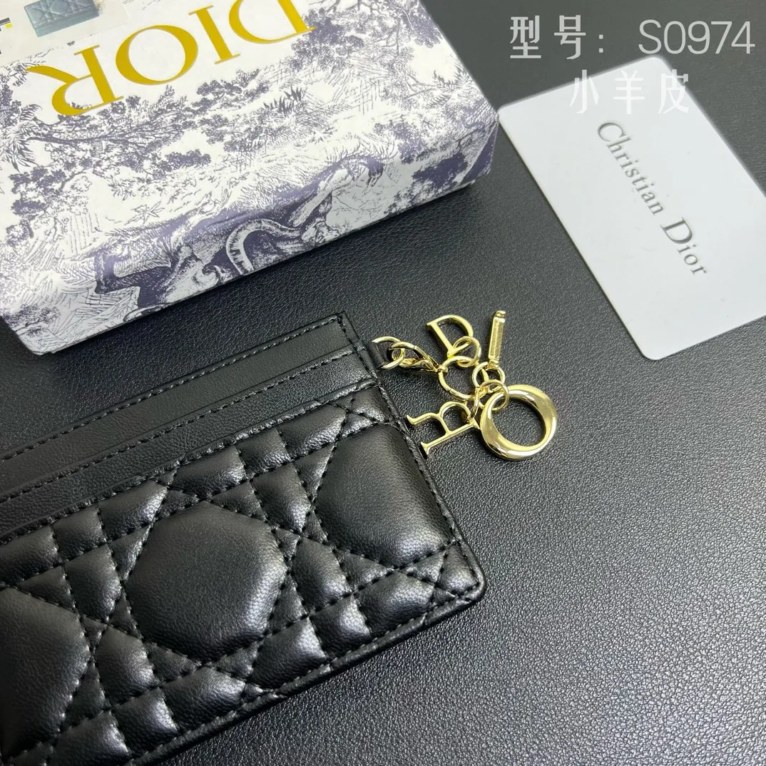 💰100 💎Upgraded original version🇫🇷Exclusive real shot# 💌 LadyDior five-grid card holder sheepskin cannage pattern leather Lady Dior This Lady Dior five-grid card holder is new this season, elegant and practical. Crafted from cloudy blue patent cow leather, decorated with cannage pattern topstitching and embellished with a removable D.I.O.R. charm. Elegant and sophisticated, it features five card slots and is suitable for any occasion and can be combined with other Lady Dior. Model: Number: S0974OVRB M81B T. Size: 10.5X7.5x1