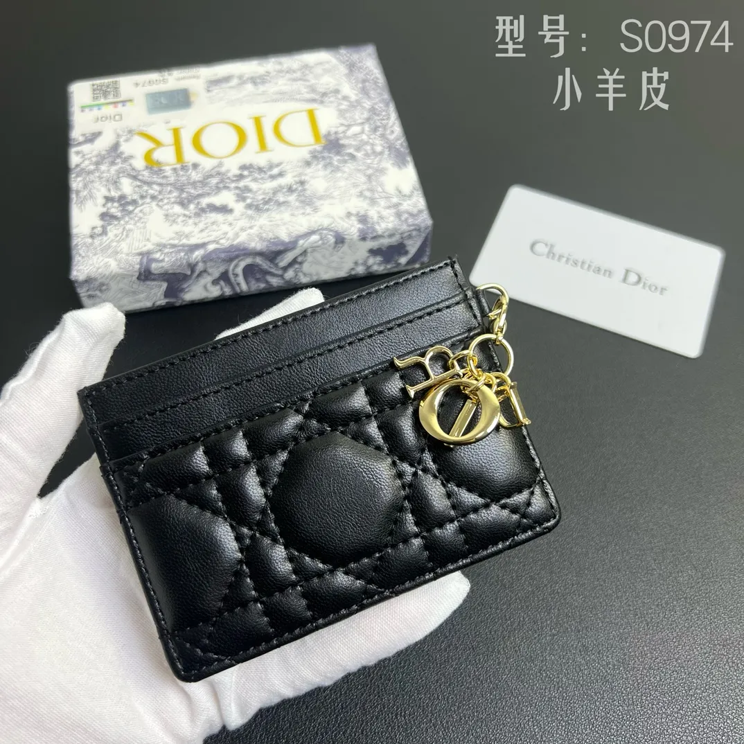 💰100 💎Upgraded original version🇫🇷Exclusive real shot# 💌 LadyDior five-grid card holder sheepskin cannage pattern leather Lady Dior This Lady Dior five-grid card holder is new this season, elegant and practical. Crafted from cloudy blue patent cow leather, decorated with cannage pattern topstitching and embellished with a removable D.I.O.R. charm. Elegant and sophisticated, it features five card slots and is suitable for any occasion and can be combined with other Lady Dior. Model: Number: S0974OVRB M81B T. Size: 10.5X7.5x1