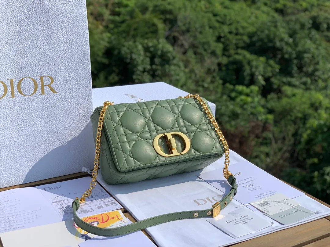 Top upgraded version 💰1900 Size 25-15-8cm [Pine Frost Green Gold Buckle] Overseas channels, Dior Pine Frost Green Caro medium size, early spring green is also super suitable for winter. It is made of Italian imported calfskin, embellished with the iconic cannage pattern, showing the charming style of the brand. In addition, this handbag is also equipped with a delicate chain, and the metal links reproduce the brand between the interlocking links. The "CD" logo echoes with the exquisite buckle. Come on, sisters, it looks so good. It's heart-pounding~