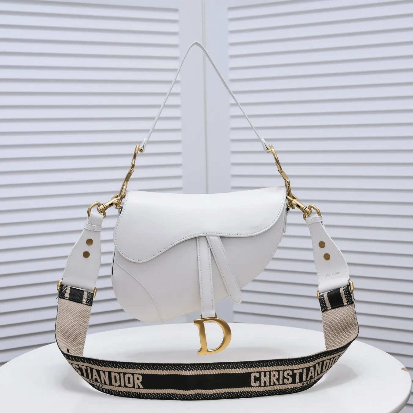 💰480￥Large size with box [♥️Dior saddle classic series] [With counter box🎁] Large size: 25.5 x 20 x 6.5 cm Be a classic with classics Fashion is fleeting, classics last forever, fashion is reincarnation. Model: 9921 From the initial birth, the saddle bag has witnessed IT Bag to Anti-IT Bag, and then to the IT bag with repeated trends. Bag is back; don’t feel sad, because the current one is better. The love for the saddle bag is the inheritance of the Dior brand spirit, as Maria Grazia Chiuri explained in an interview: "I hope to recreate the classic beauty of that era through this series. I think this is a classic in Dior's recent history and an excellent accessory to match daily looks.