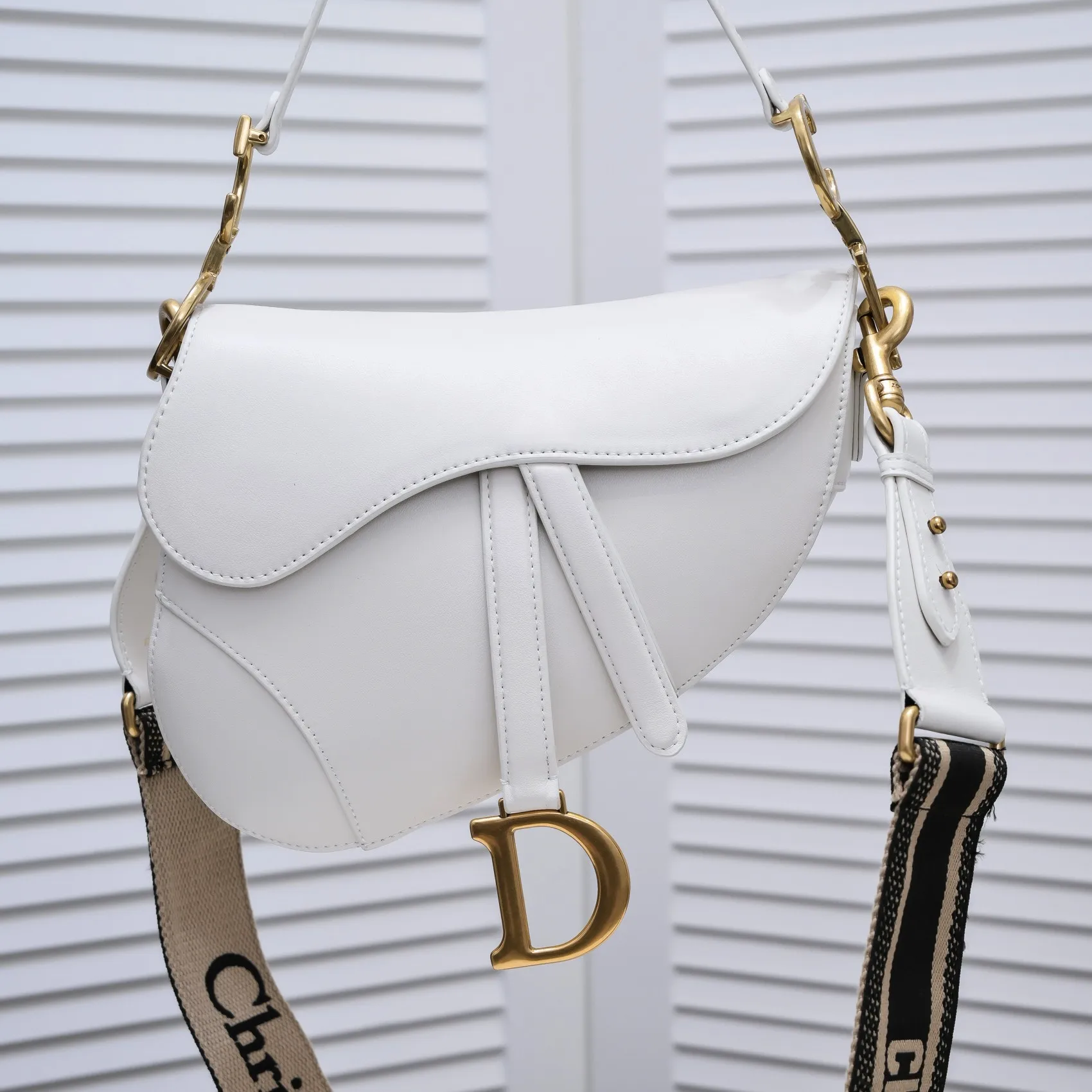 💰480￥Large size with box [♥️Dior saddle classic series] [With counter box🎁] Large size: 25.5 x 20 x 6.5 cm Be a classic with classics Fashion is fleeting, classics last forever, fashion is reincarnation. Model: 9921 From the initial birth, the saddle bag has witnessed IT Bag to Anti-IT Bag, and then to the IT bag with repeated trends. Bag is back; don’t feel sad, because the current one is better. The love for the saddle bag is the inheritance of the Dior brand spirit, as Maria Grazia Chiuri explained in an interview: "I hope to recreate the classic beauty of that era through this series. I think this is a classic in Dior's recent history and an excellent accessory to match daily looks.