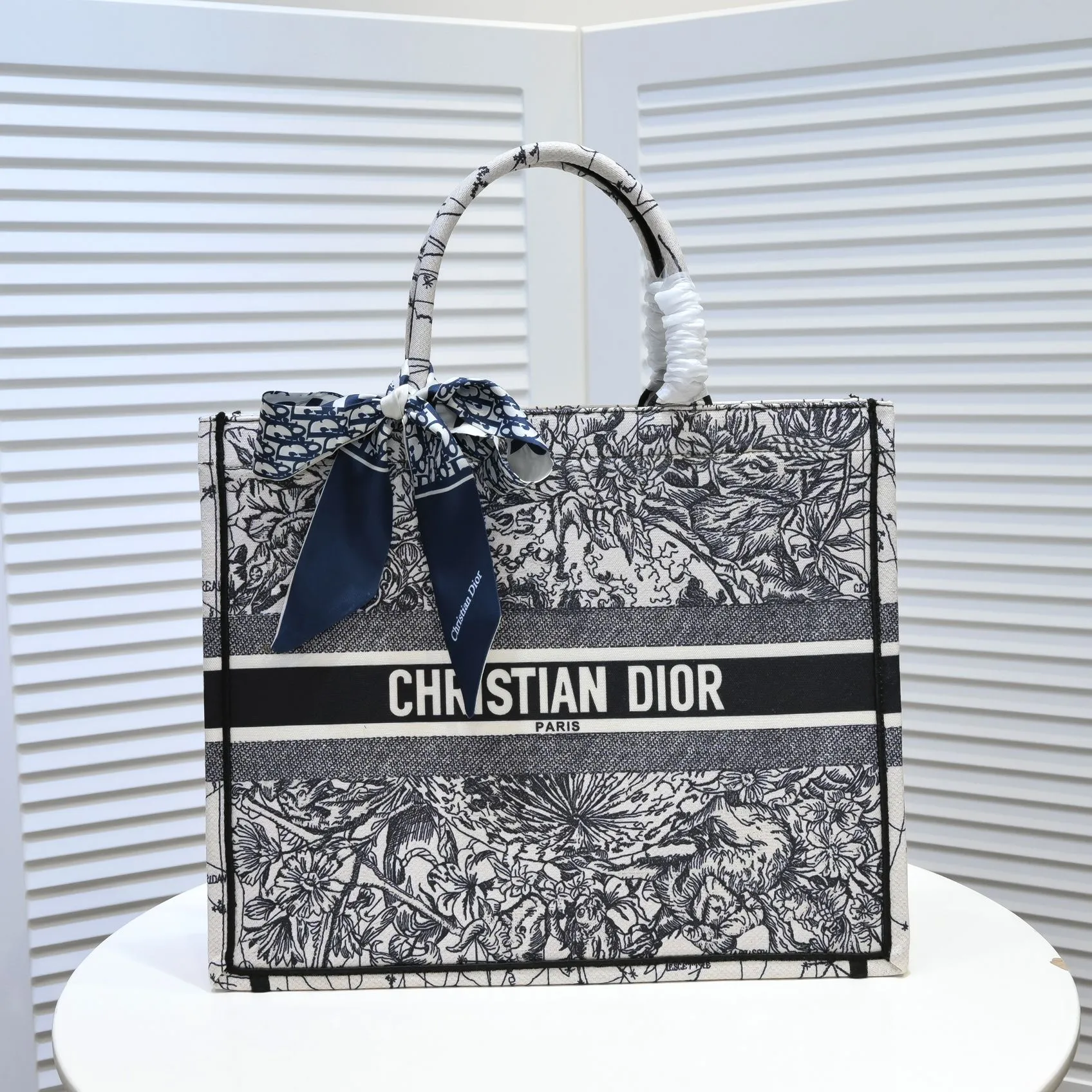 💰360￥With silk scarf, large size🔥 embroidered edge🔜Dior new shopping bag at Dior counter! Counters are updated simultaneously! Limited edition of the same style as the stars! Super stylish! Imported fabric👍high-end quality! You can go in and out of the counters at will without any pressure! The first choice for going out with super large capacity👍 Model: 8033 Size: 41*14*32cm