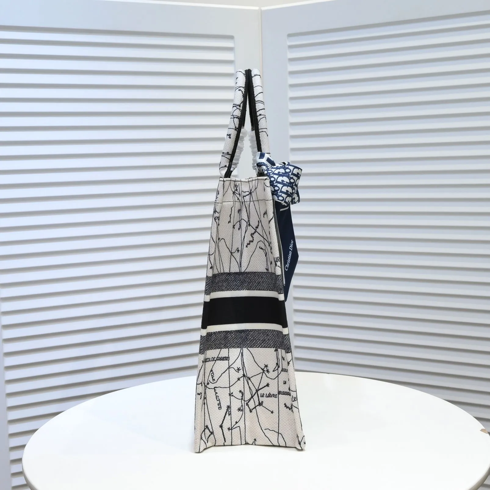 💰360￥With silk scarf, large size🔥 embroidered edge🔜Dior new shopping bag at Dior counter! Counters are updated simultaneously! Limited edition of the same style as the stars! Super stylish! Imported fabric👍high-end quality! You can go in and out of the counters at will without any pressure! The first choice for going out with super large capacity👍 Model: 8033 Size: 41*14*32cm