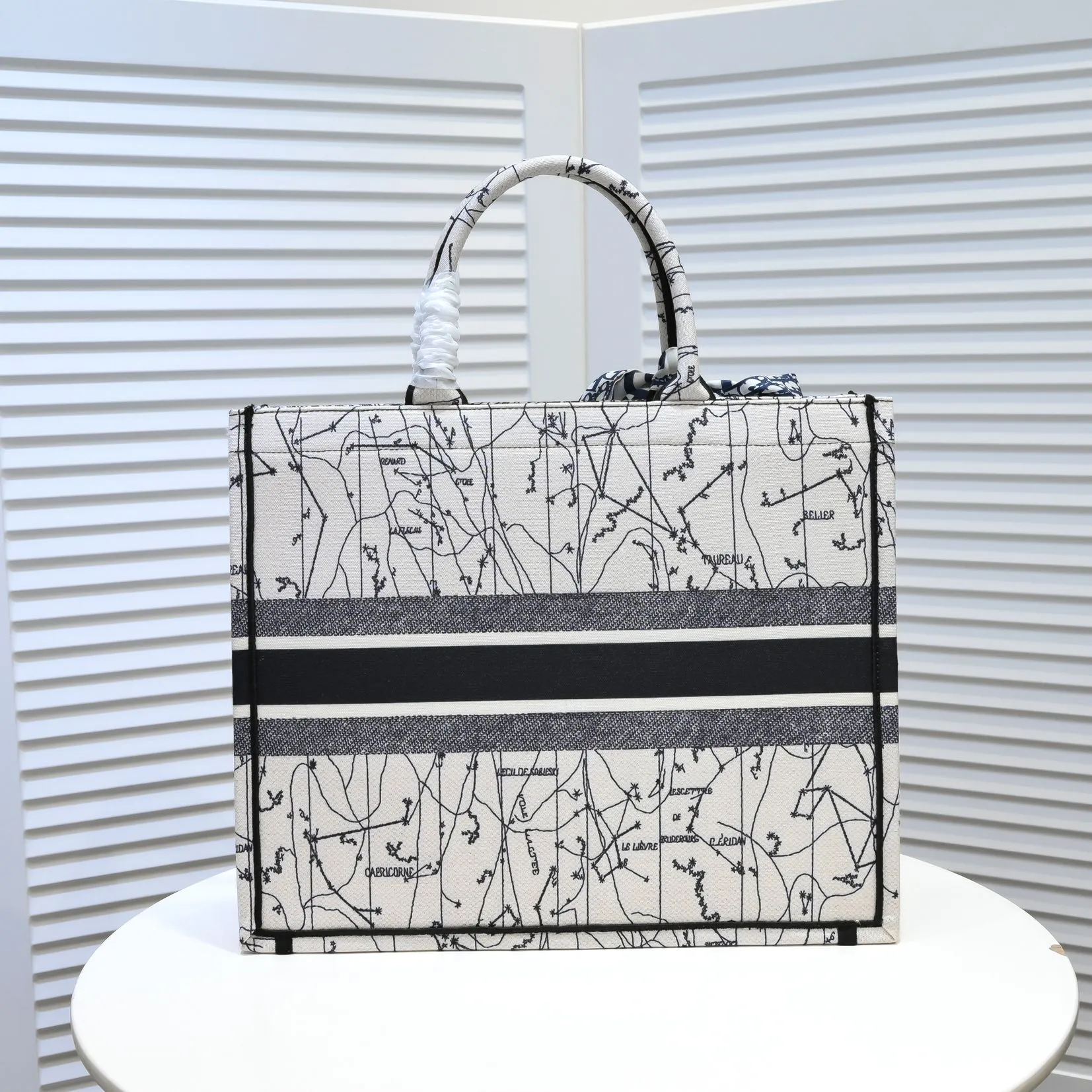 💰360￥With silk scarf, large size🔥 embroidered edge🔜Dior new shopping bag at Dior counter! Counters are updated simultaneously! Limited edition of the same style as the stars! Super stylish! Imported fabric👍high-end quality! You can go in and out of the counters at will without any pressure! The first choice for going out with super large capacity👍 Model: 8033 Size: 41*14*32cm