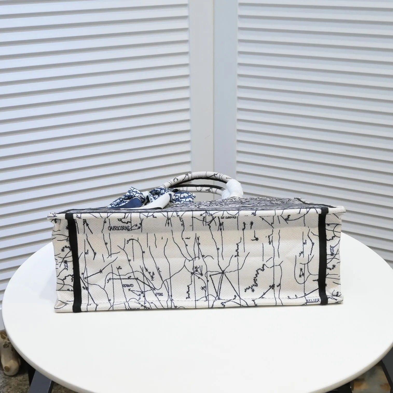 💰360￥With silk scarf, large size🔥 embroidered edge🔜Dior new shopping bag at Dior counter! Counters are updated simultaneously! Limited edition of the same style as the stars! Super stylish! Imported fabric👍high-end quality! You can go in and out of the counters at will without any pressure! The first choice for going out with super large capacity👍 Model: 8033 Size: 41*14*32cm