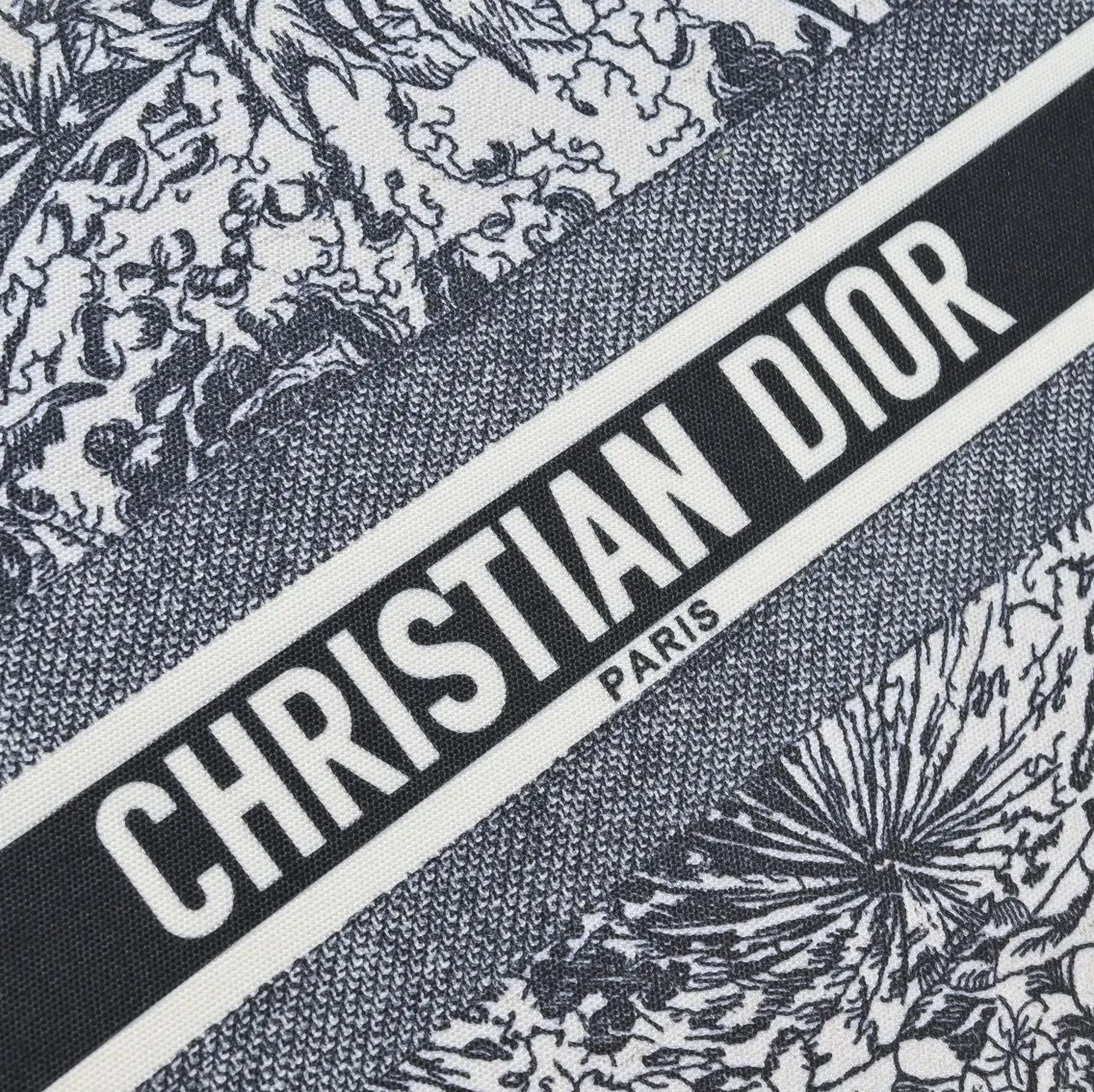 💰360￥With silk scarf, large size🔥 embroidered edge🔜Dior new shopping bag at Dior counter! Counters are updated simultaneously! Limited edition of the same style as the stars! Super stylish! Imported fabric👍high-end quality! You can go in and out of the counters at will without any pressure! The first choice for going out with super large capacity👍 Model: 8033 Size: 41*14*32cm
