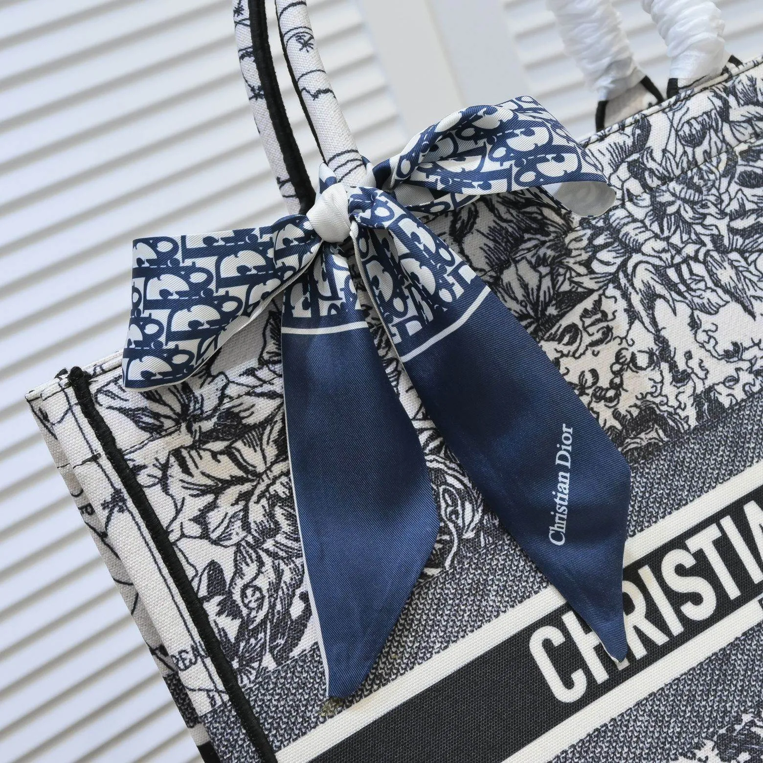 💰360￥With silk scarf, large size🔥 embroidered edge🔜Dior new shopping bag at Dior counter! Counters are updated simultaneously! Limited edition of the same style as the stars! Super stylish! Imported fabric👍high-end quality! You can go in and out of the counters at will without any pressure! The first choice for going out with super large capacity👍 Model: 8033 Size: 41*14*32cm