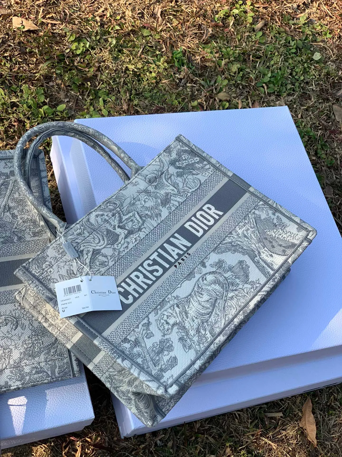 ❗️❗️❗️Free shipping with SF Express for year-end events❗️❗️❗️💰1500 Size 36.5 x 28 x 17.5 cm Small size Out of stock at counters! Really, this is a beautiful bag that so many people are clamoring for in the circle of friends even without the above picture! One of my recent highlights, the quality is really perfect! Impeccable workmanship! I really like the aura when he wears it on his back. No other bag has this iconic upper body effect! Non-original fabrics are not produced by the manufacturer, and those who understand us will understand! Just carry it to the counter in a calm manner!