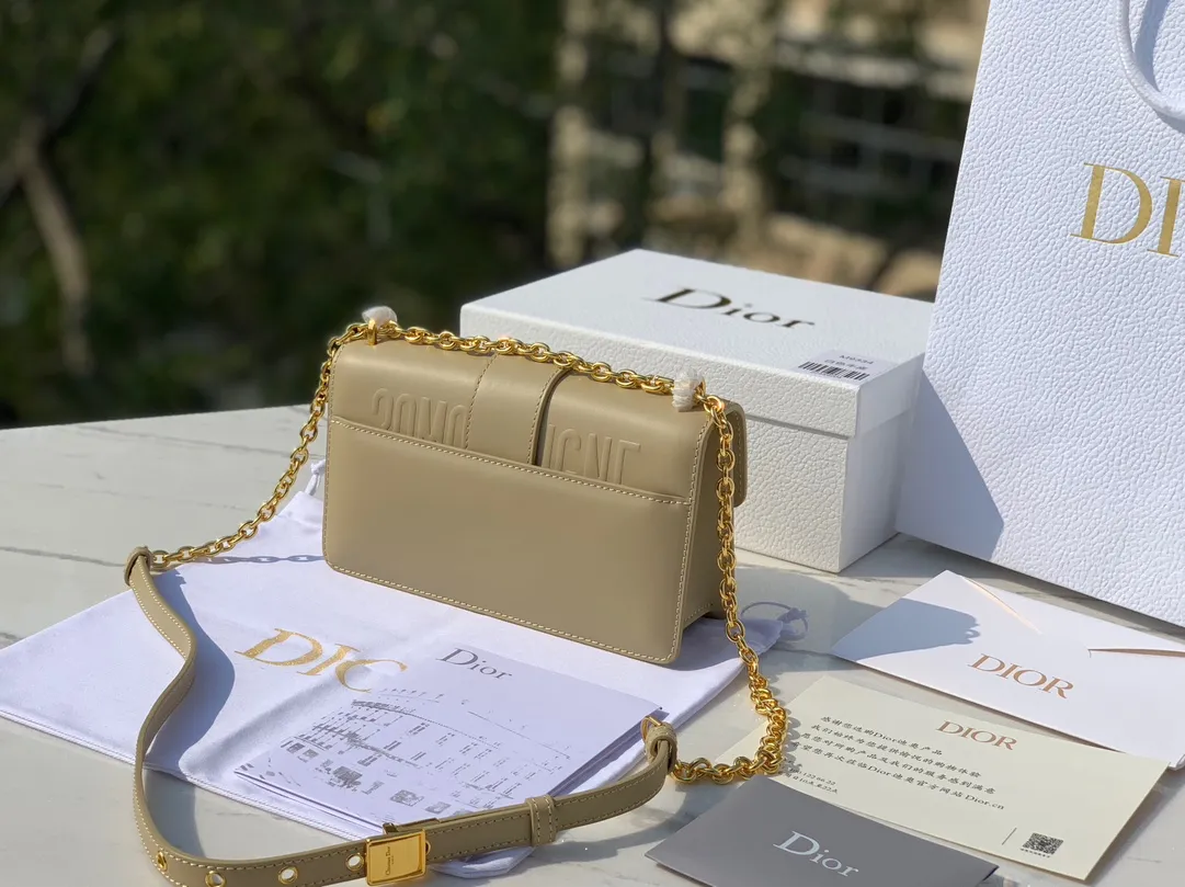 ❗️❗️❗️Free shipping with SF Express for year-end event❗️❗️❗️💰1900 Size 21.5✖️12✖️6cm This time, a new size small is launched, attracting much attention! 23New Dior 30 Montaigne East-West All-leather chain bag, channeled by a Hong Kong trading company. The large "CD" hardware logo on the front is highly recognizable. The three-dimensional "30Montaigne" embossed imported calfskin on the back is textured. The chain is a retro CD ring buckle. It is classic and high-end. It is suitable for formal occasions or casual wear. It is elegant and durable. The small pocket design on the back is very considerate. The perfect details are comparable to brick cabinets. It is super awesome. How can you fairies not love it‼ ️