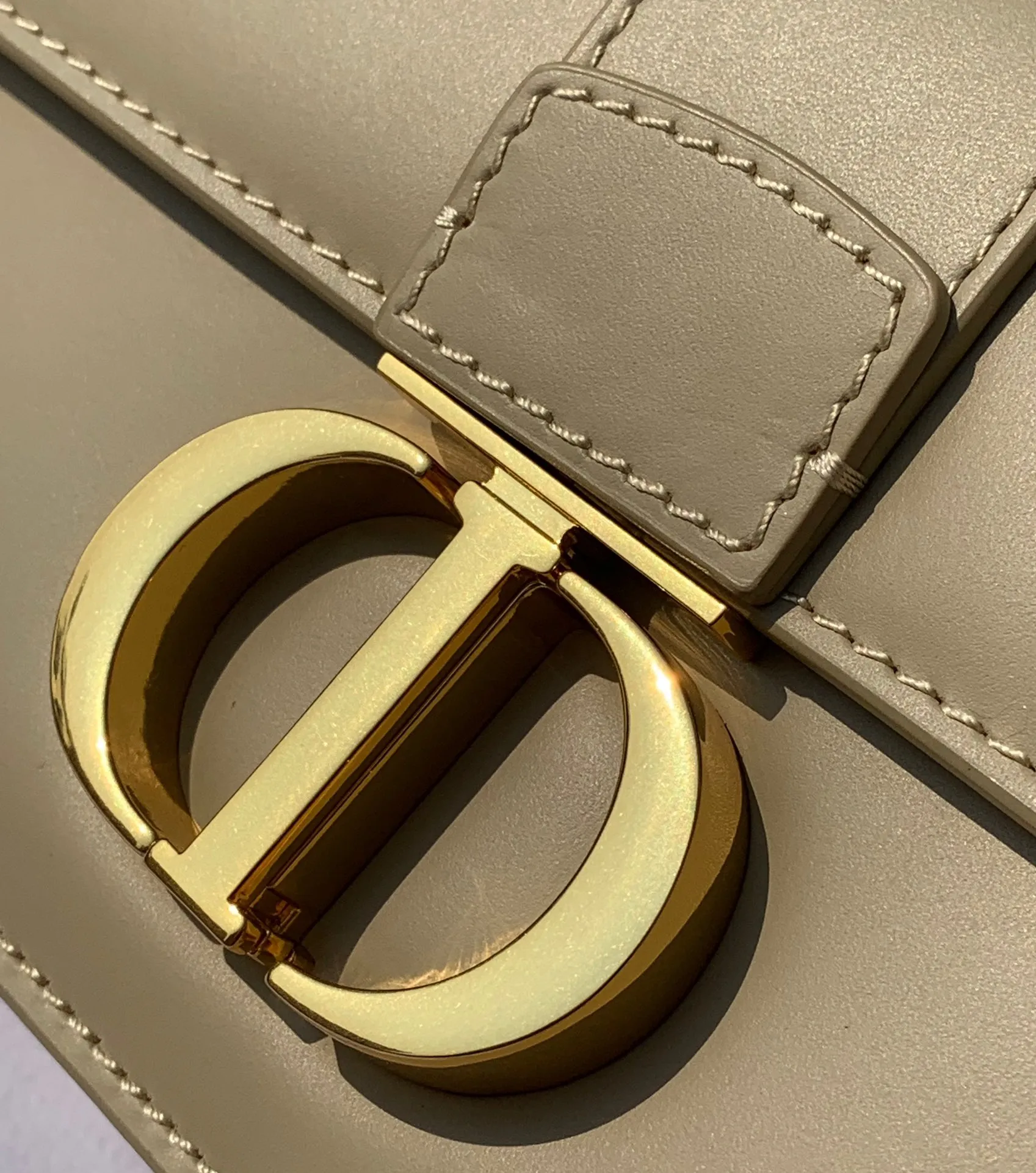 ❗️❗️❗️Free shipping with SF Express for year-end event❗️❗️❗️💰1900 Size 21.5✖️12✖️6cm This time, a new size small is launched, attracting much attention! 23New Dior 30 Montaigne East-West All-leather chain bag, channeled by a Hong Kong trading company. The large "CD" hardware logo on the front is highly recognizable. The three-dimensional "30Montaigne" embossed imported calfskin on the back is textured. The chain is a retro CD ring buckle. It is classic and high-end. It is suitable for formal occasions or casual wear. It is elegant and durable. The small pocket design on the back is very considerate. The perfect details are comparable to brick cabinets. It is super awesome. How can you fairies not love it‼ ️