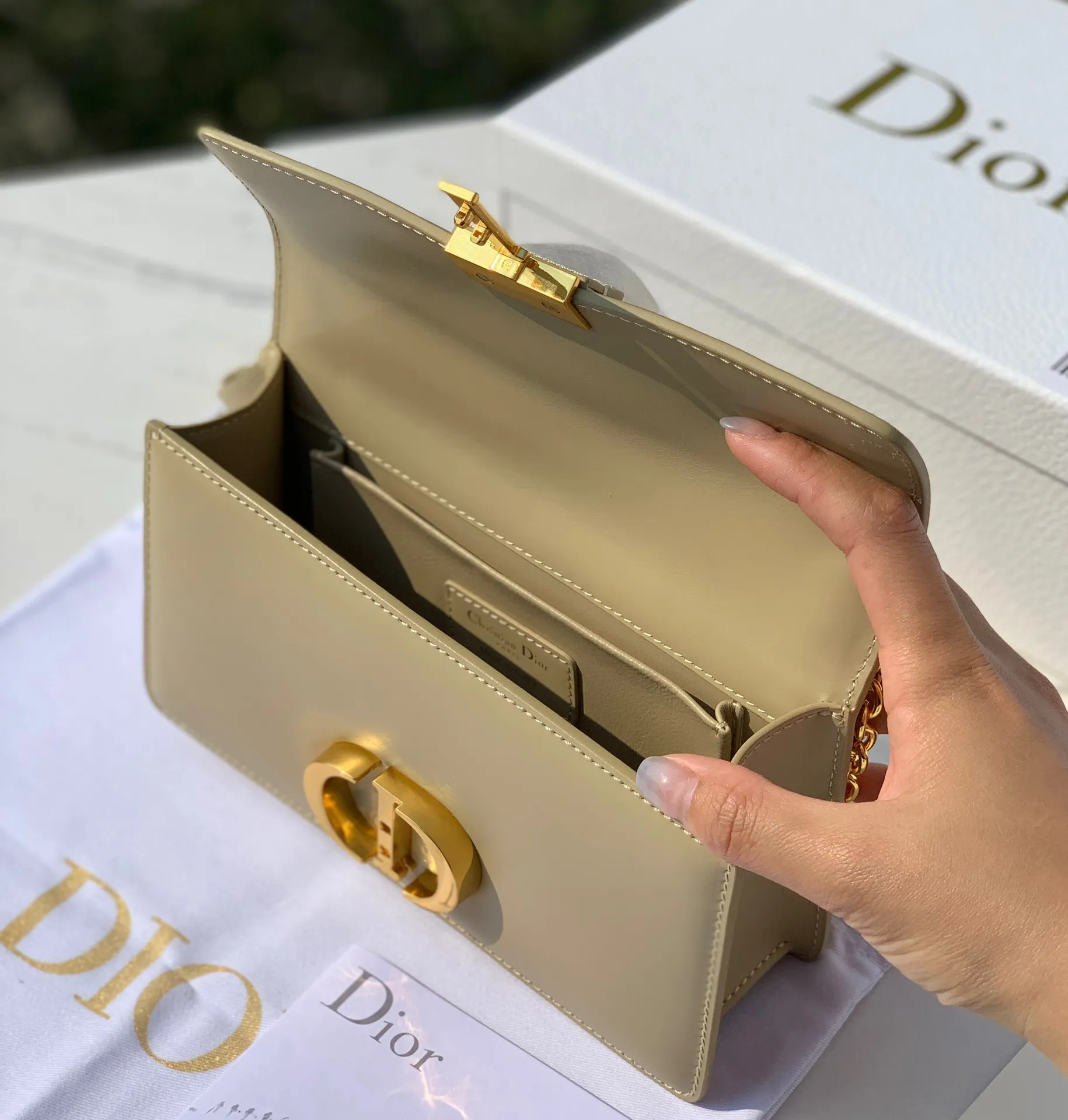 ❗️❗️❗️Free shipping with SF Express for year-end event❗️❗️❗️💰1900 Size 21.5✖️12✖️6cm This time, a new size small is launched, attracting much attention! 23New Dior 30 Montaigne East-West All-leather chain bag, channeled by a Hong Kong trading company. The large "CD" hardware logo on the front is highly recognizable. The three-dimensional "30Montaigne" embossed imported calfskin on the back is textured. The chain is a retro CD ring buckle. It is classic and high-end. It is suitable for formal occasions or casual wear. It is elegant and durable. The small pocket design on the back is very considerate. The perfect details are comparable to brick cabinets. It is super awesome. How can you fairies not love it‼ ️