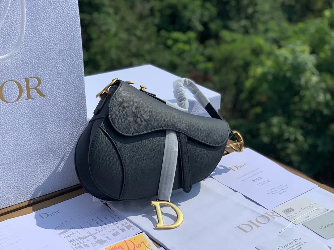 ❗️❗️❗️Free shipping with SF Express for year-end events❗️❗️❗️💰1700 Size: 25.5 x 20 x 6.5cm Black full leather saddle bag, first of all I want to say it is really expensive! I have talked with the channel before and the price is very high locally! This time, due to the epidemic, we were given an extremely low price. We are also very sure that this price can only be sold temporarily and will not happen again in the future!
