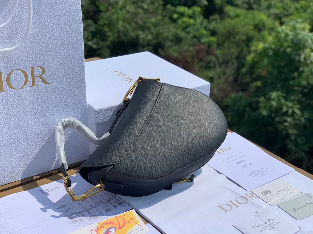 ❗️❗️❗️Free shipping with SF Express for year-end events❗️❗️❗️💰1700 Size: 25.5 x 20 x 6.5cm Black full leather saddle bag, first of all I want to say it is really expensive! I have talked with the channel before and the price is very high locally! This time, due to the epidemic, we were given an extremely low price. We are also very sure that this price can only be sold temporarily and will not happen again in the future!