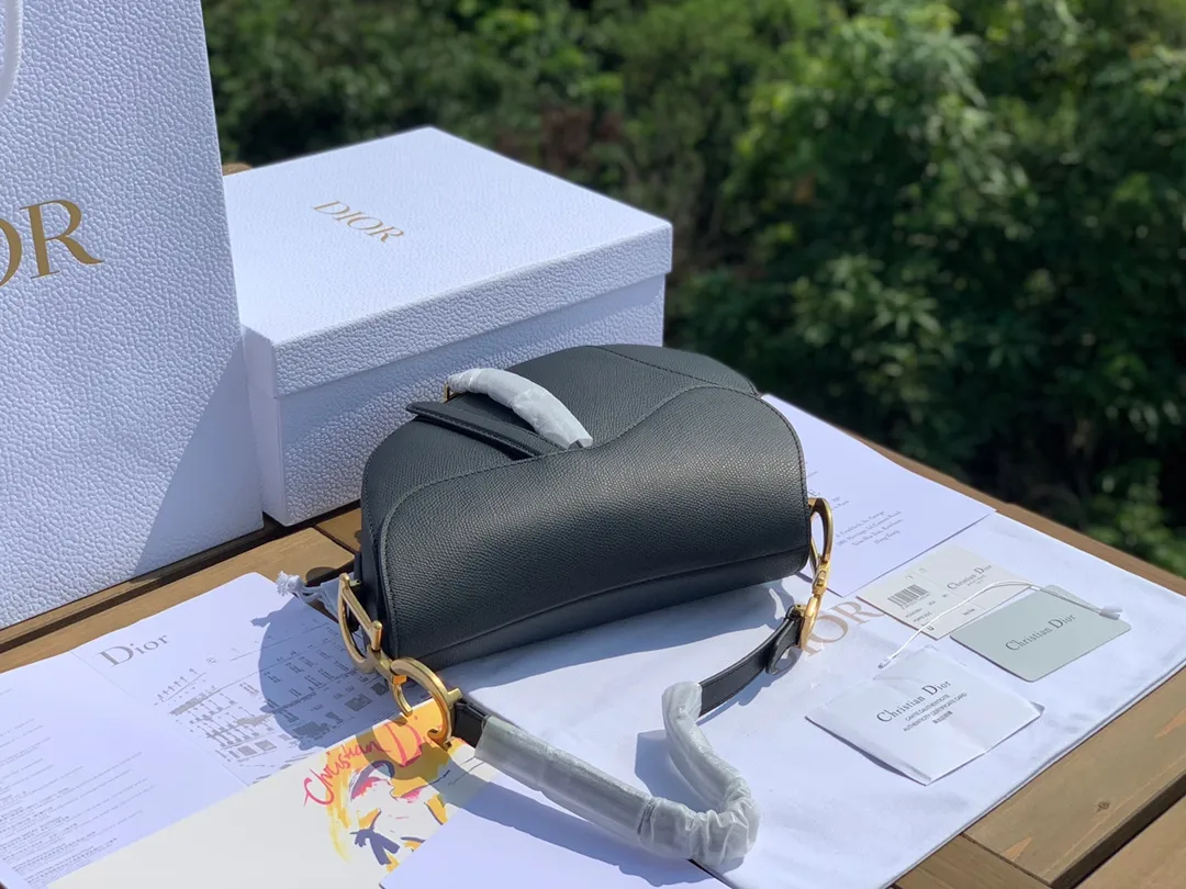 ❗️❗️❗️Free shipping with SF Express for year-end events❗️❗️❗️💰1700 Size: 25.5 x 20 x 6.5cm Black full leather saddle bag, first of all I want to say it is really expensive! I have talked with the channel before and the price is very high locally! This time, due to the epidemic, we were given an extremely low price. We are also very sure that this price can only be sold temporarily and will not happen again in the future!