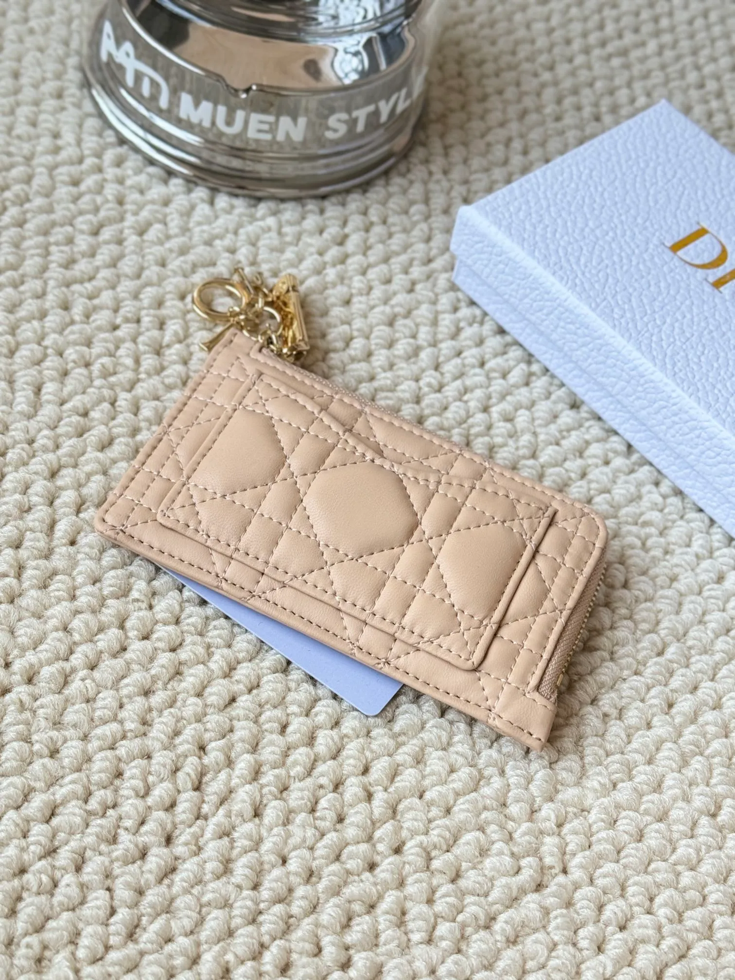 💰150Lady Dior card holder. Sand color wallet bought to fit into a waste bag. L-shaped opening, seven-zipper card holder. No.: S0965. There are too many front patch pockets to hold cards. The banknotes need to be folded at 40% off. It can hold 30% off but it has a zipper. The size is 13.5*8.5*1.5 cm. The Dior card holder meets my various needs. Compared with other styles, it is thin, compact and has a large capacity. There is no conspicuous big LOGO, it will not scratch when placed in the bag, and it is relatively low-key and classic. There is a special place for access control cards, so you don’t need to mix them with bank cards. When I used to swipe access control cards, I couldn’t swipe them because there were too many cards, so I had to take out the access control cards separately. There is a zipper, so you don't have to worry about putting important things out, and the zipper is half-open, so it's more convenient to put things in and take things out than having only one side.