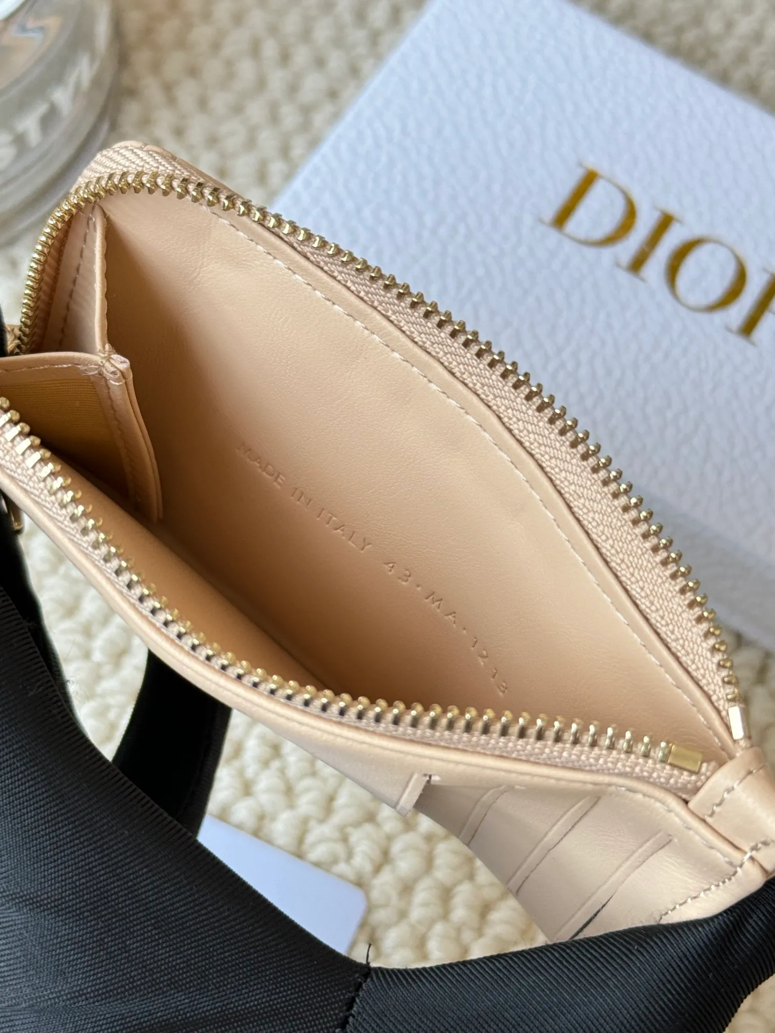 💰150Lady Dior card holder. Sand color wallet bought to fit into a waste bag. L-shaped opening, seven-zipper card holder. No.: S0965. There are too many front patch pockets to hold cards. The banknotes need to be folded at 40% off. It can hold 30% off but it has a zipper. The size is 13.5*8.5*1.5 cm. The Dior card holder meets my various needs. Compared with other styles, it is thin, compact and has a large capacity. There is no conspicuous big LOGO, it will not scratch when placed in the bag, and it is relatively low-key and classic. There is a special place for access control cards, so you don’t need to mix them with bank cards. When I used to swipe access control cards, I couldn’t swipe them because there were too many cards, so I had to take out the access control cards separately. There is a zipper, so you don't have to worry about putting important things out, and the zipper is half-open, so it's more convenient to put things in and take things out than having only one side.