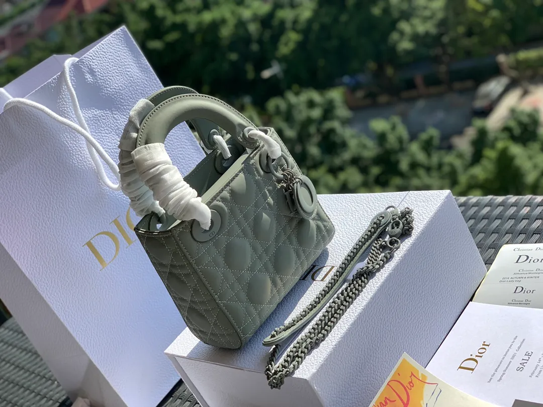 ❗️❗️❗️Free shipping with SF Express for year-end events❗️❗️❗️💰1800. The size is 17×15×7, rock gray 3-compartment nubuck leather. It is the latest and most advanced style of Princess Diana’s bags! The texture of the matte calfskin is very good, and the matte texture looks very high-end. It is low-key and out of the ordinary~ Its hardware is also matte painted! Give Princess Diana a whole new feeling! Original factory channel goods, exclusive channel advantages! ! Purchasing agents are all rushing to get the good stuff! !