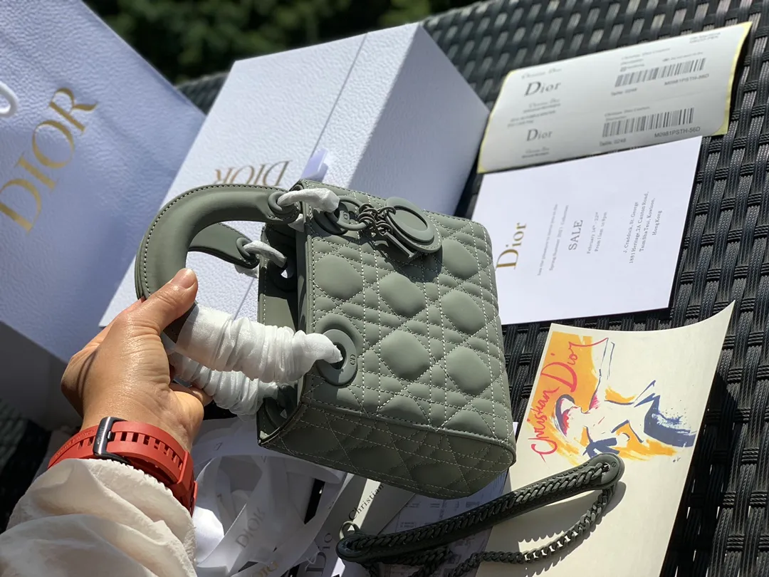 ❗️❗️❗️Free shipping with SF Express for year-end events❗️❗️❗️💰1800. The size is 17×15×7, rock gray 3-compartment nubuck leather. It is the latest and most advanced style of Princess Diana’s bags! The texture of the matte calfskin is very good, and the matte texture looks very high-end. It is low-key and out of the ordinary~ Its hardware is also matte painted! Give Princess Diana a whole new feeling! Original factory channel goods, exclusive channel advantages! ! Purchasing agents are all rushing to get the good stuff! !