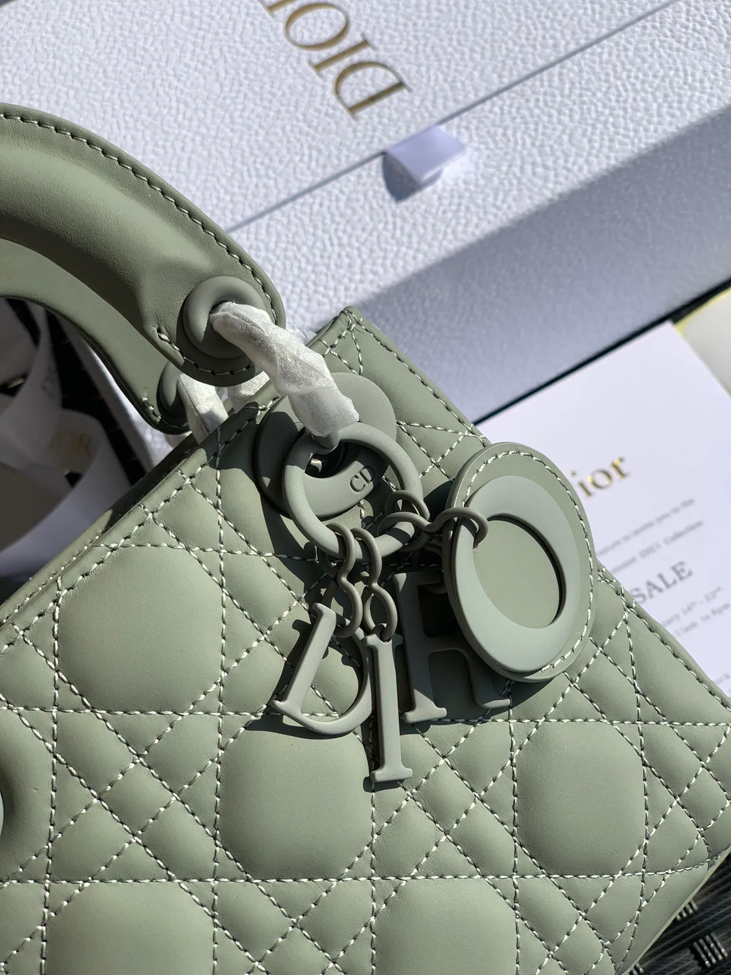 ❗️❗️❗️Free shipping with SF Express for year-end events❗️❗️❗️💰1800. The size is 17×15×7, rock gray 3-compartment nubuck leather. It is the latest and most advanced style of Princess Diana’s bags! The texture of the matte calfskin is very good, and the matte texture looks very high-end. It is low-key and out of the ordinary~ Its hardware is also matte painted! Give Princess Diana a whole new feeling! Original factory channel goods, exclusive channel advantages! ! Purchasing agents are all rushing to get the good stuff! !