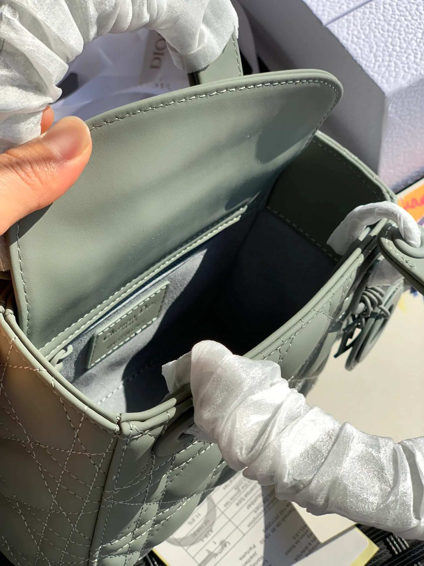 ❗️❗️❗️Free shipping with SF Express for year-end events❗️❗️❗️💰1800. The size is 17×15×7, rock gray 3-compartment nubuck leather. It is the latest and most advanced style of Princess Diana’s bags! The texture of the matte calfskin is very good, and the matte texture looks very high-end. It is low-key and out of the ordinary~ Its hardware is also matte painted! Give Princess Diana a whole new feeling! Original factory channel goods, exclusive channel advantages! ! Purchasing agents are all rushing to get the good stuff! !