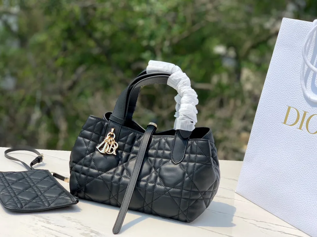 ❗️❗️❗️Free shipping with SF Express for year-end events❗️❗️❗️ 💰1900 Size: 23×14×12cm Hong Kong channel order! The small black DIOR Toujours shopping bag has already been carried by those with high fashion acumen. It is cooler than expected, and it has a sassy and lazy feeling. The familiar oversized cannage pattern and the customary CD buckle unbuckle in recent years have transformed from a square bag into a large tote bag, which is really amazing👍👍👍 It is very easy to carry at first glance. It is suitable for daily commuting to the gym. It also has a built-in small leather bag, which is detachable and can be used alone! The key point is that the length can be adjusted on the wrist, and it can be carried under the armpit. This detail is so attractive. It will no longer get stuck under the armpit and make you feel uncomfortable. This one will take you to kill all directions. It is not subject to any style restrictions. This season's blockbuster hit, what are you waiting for?