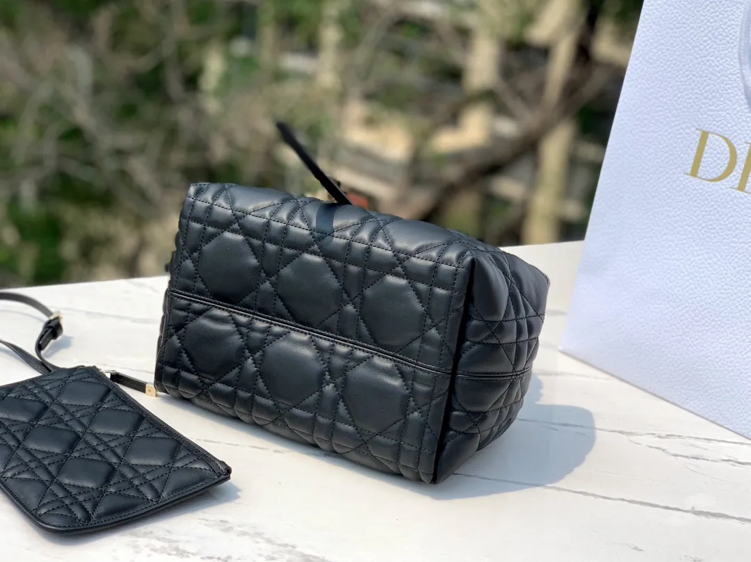 ❗️❗️❗️Free shipping with SF Express for year-end events❗️❗️❗️ 💰1900 Size: 23×14×12cm Hong Kong channel order! The small black DIOR Toujours shopping bag has already been carried by those with high fashion acumen. It is cooler than expected, and it has a sassy and lazy feeling. The familiar oversized cannage pattern and the customary CD buckle unbuckle in recent years have transformed from a square bag into a large tote bag, which is really amazing👍👍👍 It is very easy to carry at first glance. It is suitable for daily commuting to the gym. It also has a built-in small leather bag, which is detachable and can be used alone! The key point is that the length can be adjusted on the wrist, and it can be carried under the armpit. This detail is so attractive. It will no longer get stuck under the armpit and make you feel uncomfortable. This one will take you to kill all directions. It is not subject to any style restrictions. This season's blockbuster hit, what are you waiting for?
