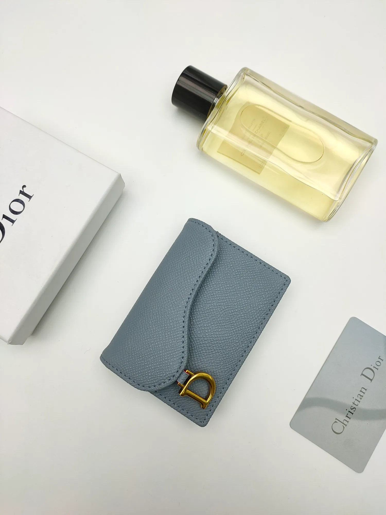 ￥120😍This Dior flip-top grained cowhide card holder is decorated with the D logo on the front flap, showing the iconic look of the Dior saddle series. A single main compartment with 2 card slots and 2 patch pockets highlights the multifunctional, compact and sophisticated design. Style number: S5611 Size: 11*7.5*2.5cm