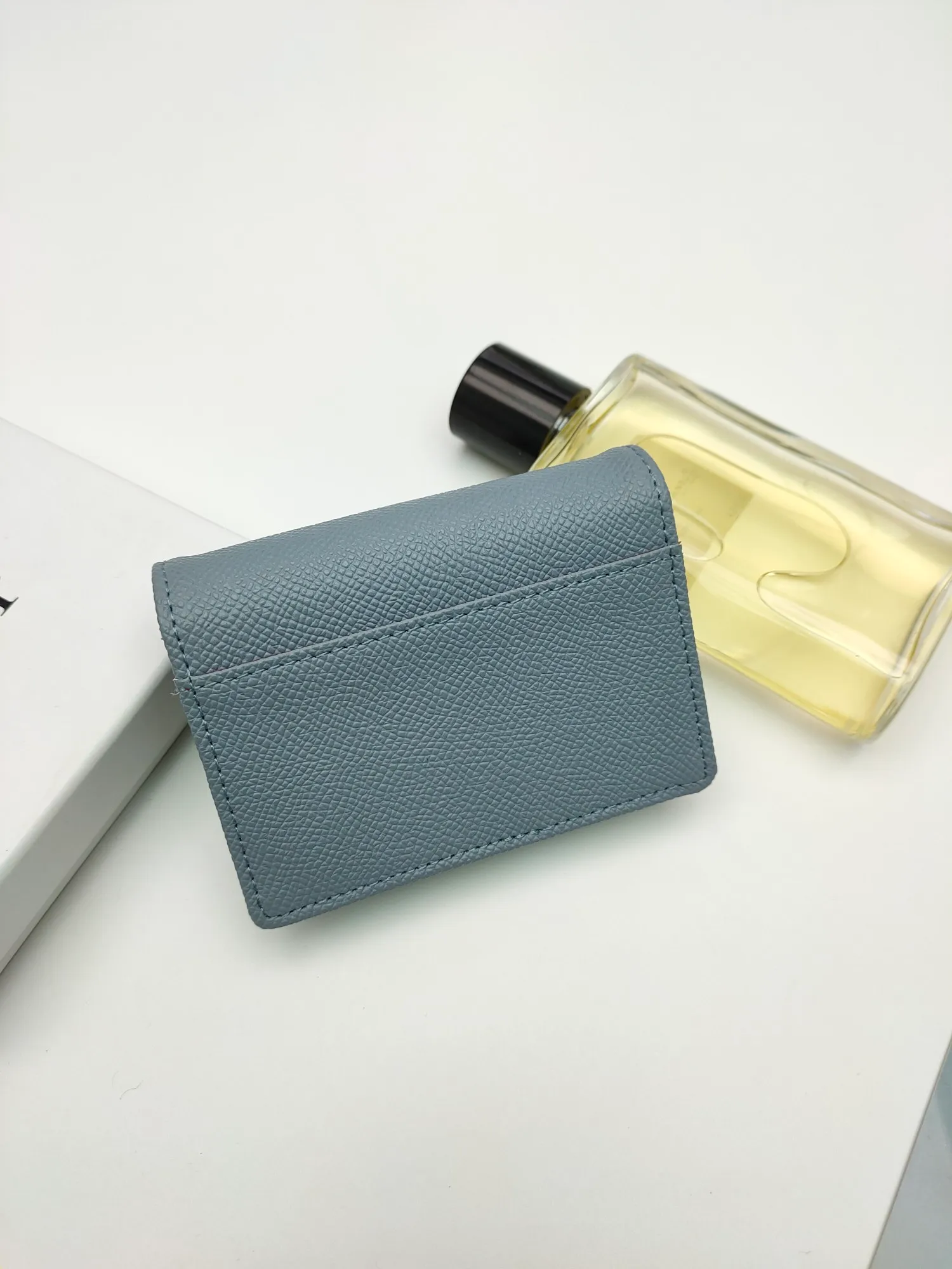 ￥120😍This Dior flip-top grained cowhide card holder is decorated with the D logo on the front flap, showing the iconic look of the Dior saddle series. A single main compartment with 2 card slots and 2 patch pockets highlights the multifunctional, compact and sophisticated design. Style number: S5611 Size: 11*7.5*2.5cm