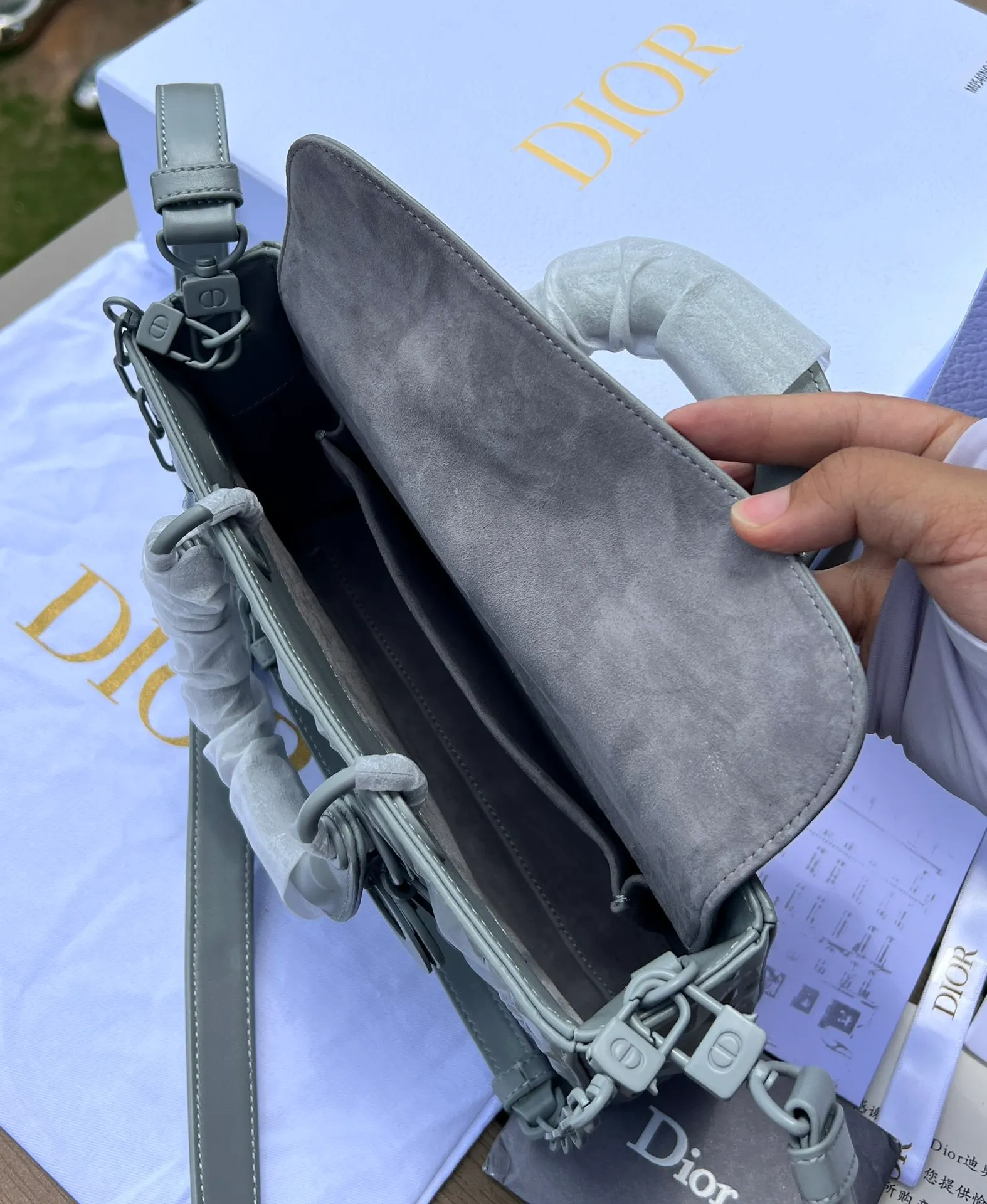 ❗️❗️❗️Free shipping with SF Express for year-end event❗️❗️❗️💰1900 Size: 26×13.5×5cm Dior overseas channel resources specialize in horizontal Princess Diana bag❗️This Lady D-Joy handbag highlights the iconic simple aesthetics of the Lady Dior series and embodies Dior’s profound insight into elegance and beauty. Stylish and elegant design is timeless. Carefully crafted from black cow leather, it is decorated with a diamond-shaped cannage pattern. It is paired with the same-tone matte metal D.I.O.R charm to enhance the style and add a touch of agility to the exquisite silhouette. Featuring a detachable chain shoulder strap and an adjustable, removable leather shoulder strap, it can be worn by hand or cross-body, making it ideal for everyday styling.