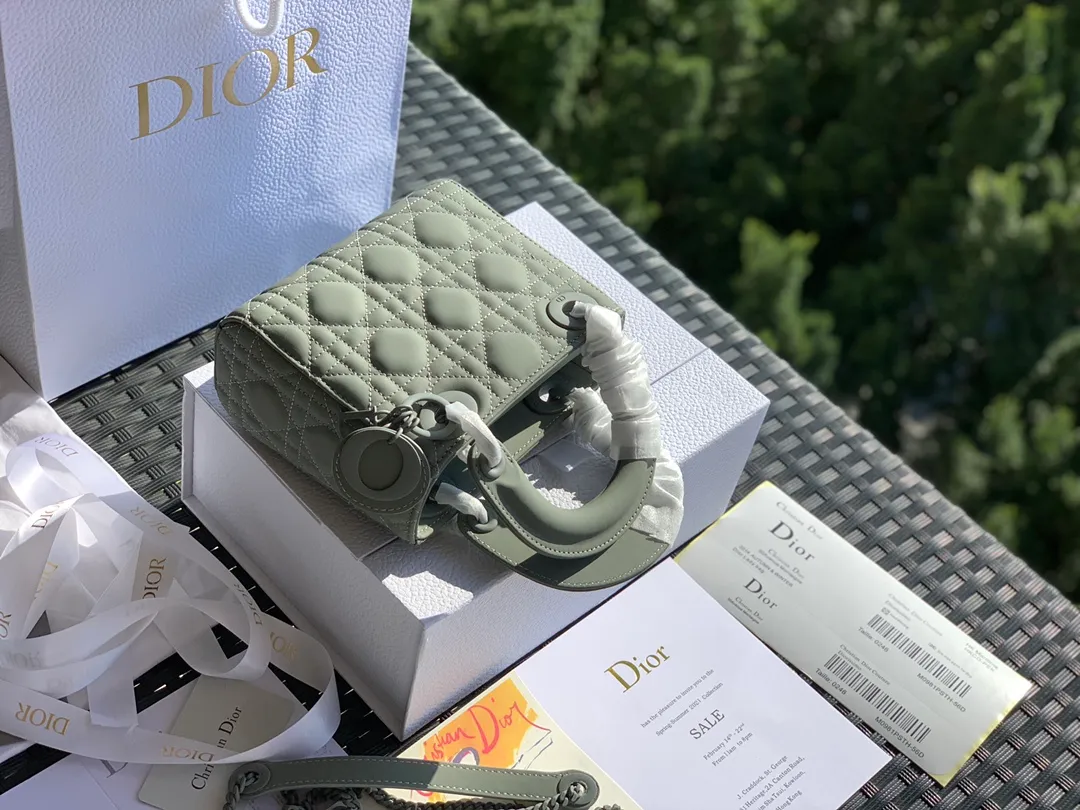 The top upgraded version 💰1800, the size is 17×15×7, rock gray 3-compartment nubuck leather, it is the latest and most advanced style of Princess Diana bag! The texture of the matte calfskin is very good, and the matte texture looks very high-end. It is low-key and out of the ordinary~ Its hardware is also matte painted! Give Princess Diana a whole new feeling! Original factory channel goods, exclusive channel advantages! ! Purchasing agents are all rushing to get the good stuff! !