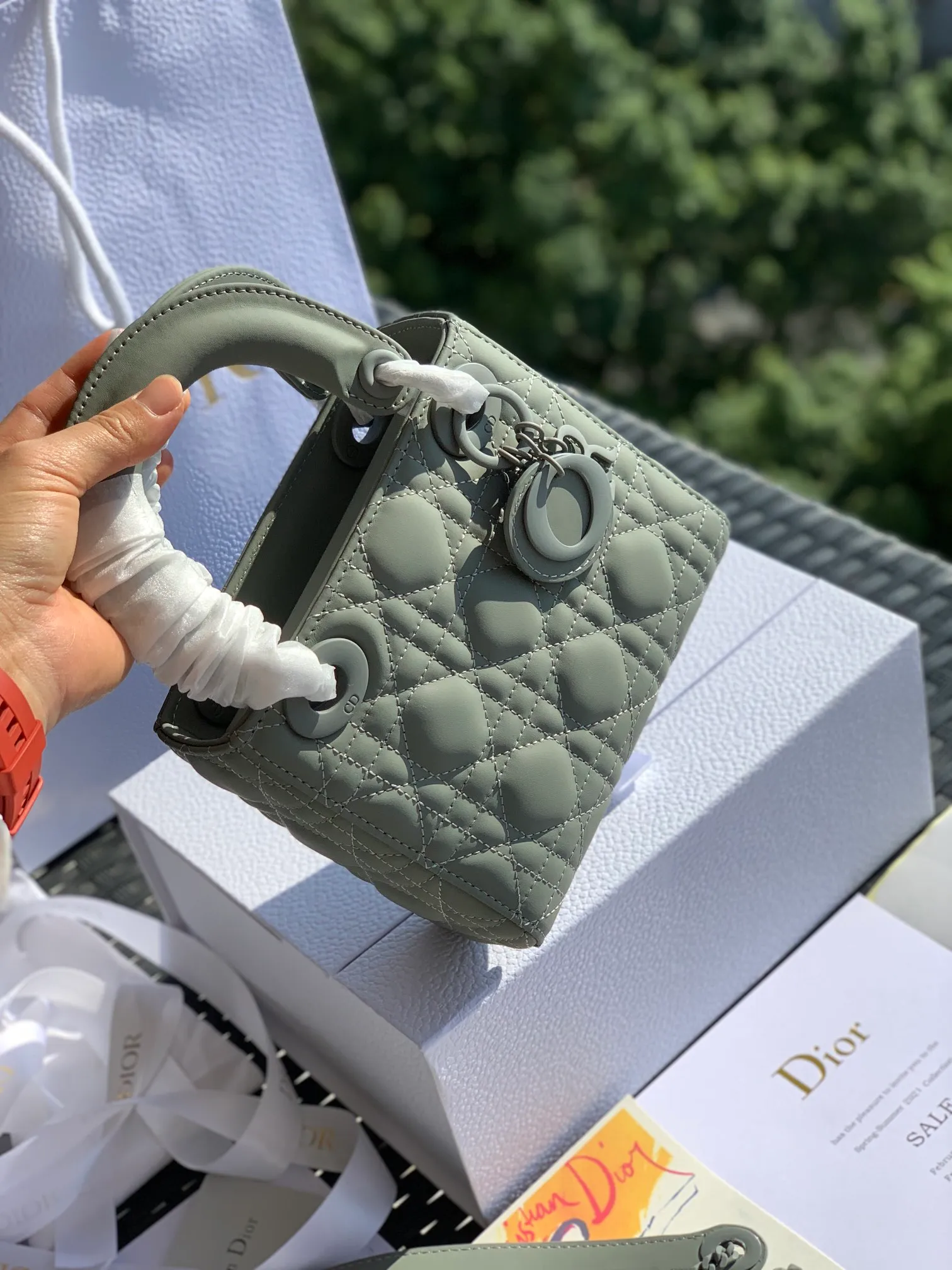The top upgraded version 💰1800, the size is 17×15×7, rock gray 3-compartment nubuck leather, it is the latest and most advanced style of Princess Diana bag! The texture of the matte calfskin is very good, and the matte texture looks very high-end. It is low-key and out of the ordinary~ Its hardware is also matte painted! Give Princess Diana a whole new feeling! Original factory channel goods, exclusive channel advantages! ! Purchasing agents are all rushing to get the good stuff! !