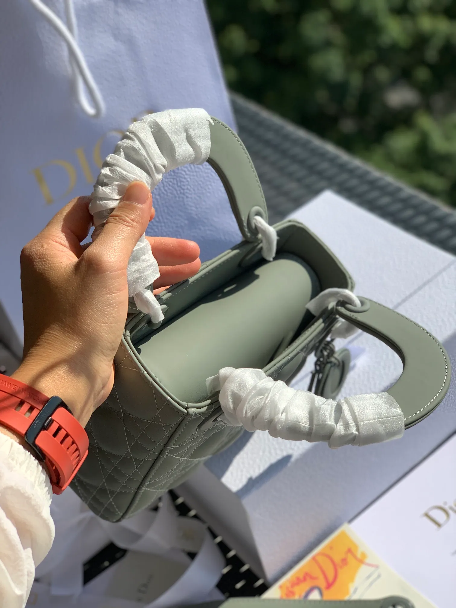 The top upgraded version 💰1800, the size is 17×15×7, rock gray 3-compartment nubuck leather, it is the latest and most advanced style of Princess Diana bag! The texture of the matte calfskin is very good, and the matte texture looks very high-end. It is low-key and out of the ordinary~ Its hardware is also matte painted! Give Princess Diana a whole new feeling! Original factory channel goods, exclusive channel advantages! ! Purchasing agents are all rushing to get the good stuff! !
