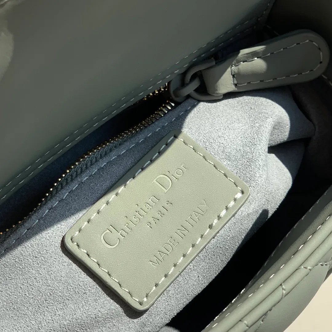 The top upgraded version 💰1800, the size is 17×15×7, rock gray 3-compartment nubuck leather, it is the latest and most advanced style of Princess Diana bag! The texture of the matte calfskin is very good, and the matte texture looks very high-end. It is low-key and out of the ordinary~ Its hardware is also matte painted! Give Princess Diana a whole new feeling! Original factory channel goods, exclusive channel advantages! ! Purchasing agents are all rushing to get the good stuff! !