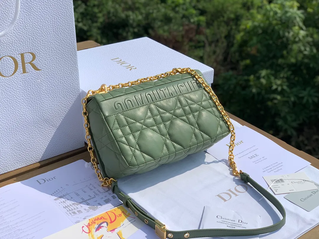 ❗️❗️❗️Free shipping with SF Express for year-end events❗️❗️❗️💰1900 Size 25-15-8cm [Pine Frost Green Gold Buckle] Overseas channels, Dior Pine Frost Green Caro Medium, the early spring green color is also very suitable for carrying in winter. It is made of Italian imported calfskin, embellished with the iconic cannage pattern, showing the charming style of the brand. In addition, this handbag is also equipped with an exquisite chain. The metal links reproduce the brand's "CD" logo between the interlocking links, echoing the exquisite buckle. Hurry up, sisters, it's so beautiful. It's heart-pounding~