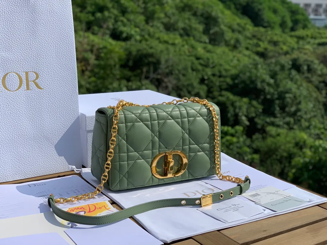 ❗️❗️❗️Free shipping with SF Express for year-end events❗️❗️❗️💰1900 Size 25-15-8cm [Pine Frost Green Gold Buckle] Overseas channels, Dior Pine Frost Green Caro Medium, the early spring green color is also very suitable for carrying in winter. It is made of Italian imported calfskin, embellished with the iconic cannage pattern, showing the charming style of the brand. In addition, this handbag is also equipped with an exquisite chain. The metal links reproduce the brand's "CD" logo between the interlocking links, echoing the exquisite buckle. Hurry up, sisters, it's so beautiful. It's heart-pounding~