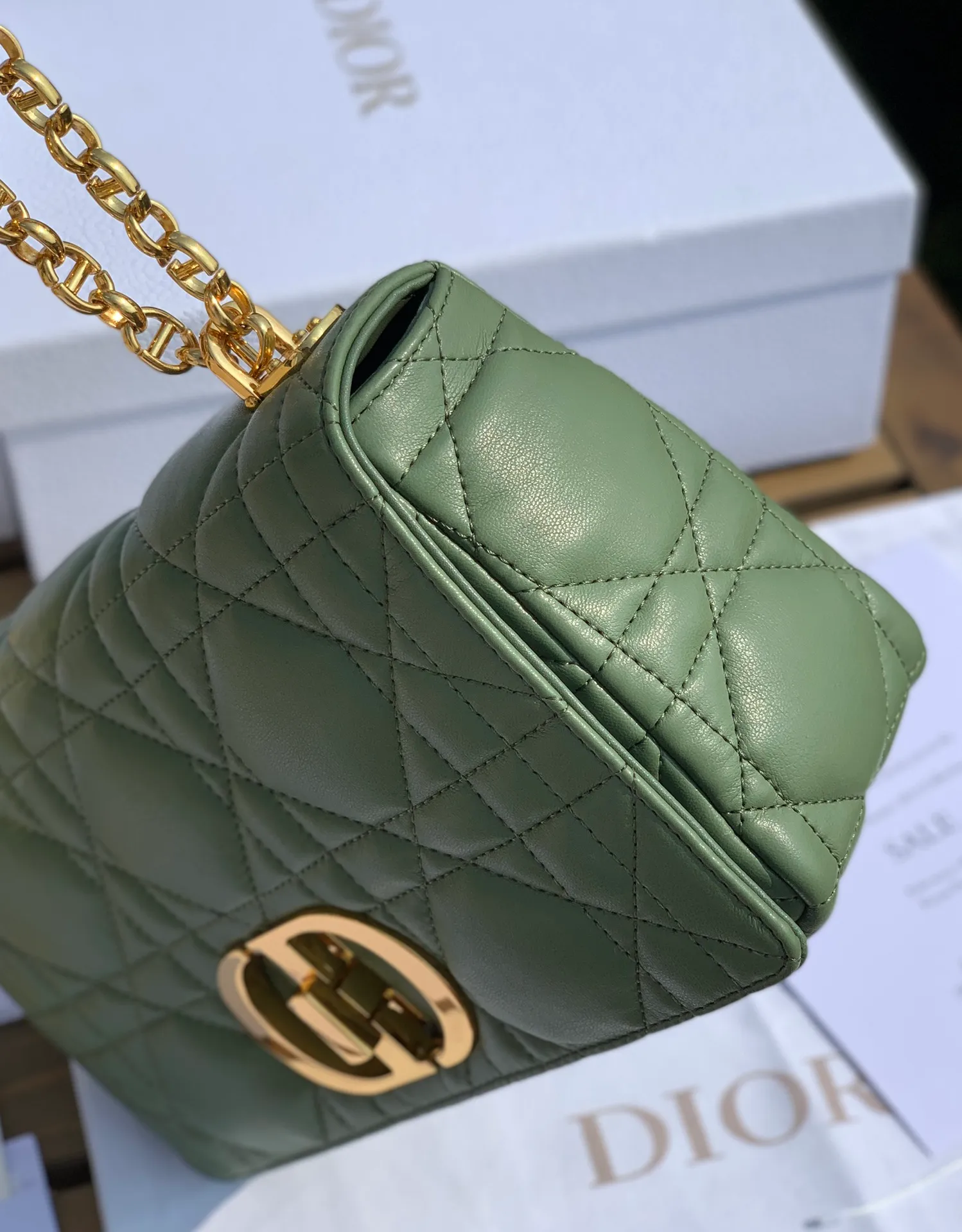 ❗️❗️❗️Free shipping with SF Express for year-end events❗️❗️❗️💰1900 Size 25-15-8cm [Pine Frost Green Gold Buckle] Overseas channels, Dior Pine Frost Green Caro Medium, the early spring green color is also very suitable for carrying in winter. It is made of Italian imported calfskin, embellished with the iconic cannage pattern, showing the charming style of the brand. In addition, this handbag is also equipped with an exquisite chain. The metal links reproduce the brand's "CD" logo between the interlocking links, echoing the exquisite buckle. Hurry up, sisters, it's so beautiful. It's heart-pounding~