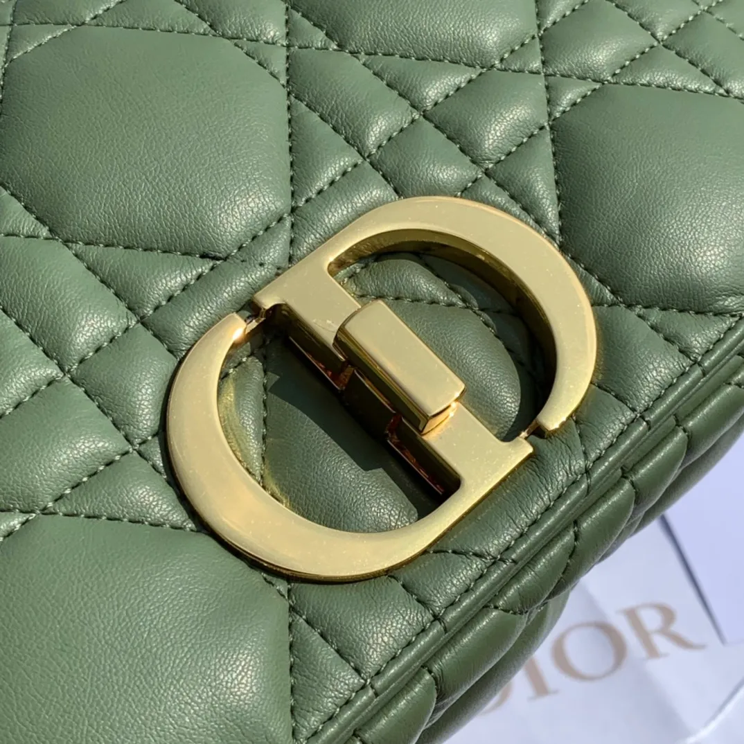❗️❗️❗️Free shipping with SF Express for year-end events❗️❗️❗️💰1900 Size 25-15-8cm [Pine Frost Green Gold Buckle] Overseas channels, Dior Pine Frost Green Caro Medium, the early spring green color is also very suitable for carrying in winter. It is made of Italian imported calfskin, embellished with the iconic cannage pattern, showing the charming style of the brand. In addition, this handbag is also equipped with an exquisite chain. The metal links reproduce the brand's "CD" logo between the interlocking links, echoing the exquisite buckle. Hurry up, sisters, it's so beautiful. It's heart-pounding~