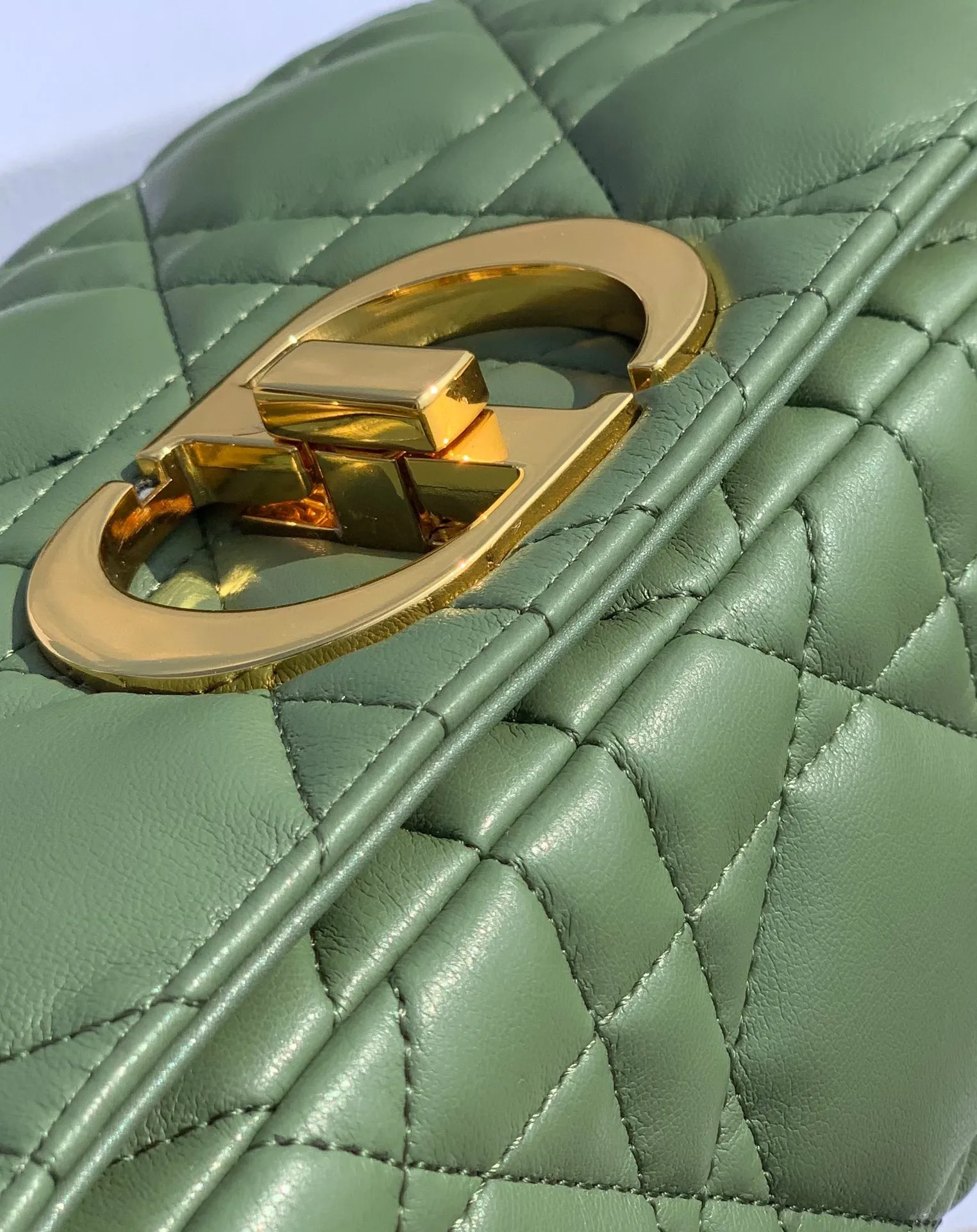 ❗️❗️❗️Free shipping with SF Express for year-end events❗️❗️❗️💰1900 Size 25-15-8cm [Pine Frost Green Gold Buckle] Overseas channels, Dior Pine Frost Green Caro Medium, the early spring green color is also very suitable for carrying in winter. It is made of Italian imported calfskin, embellished with the iconic cannage pattern, showing the charming style of the brand. In addition, this handbag is also equipped with an exquisite chain. The metal links reproduce the brand's "CD" logo between the interlocking links, echoing the exquisite buckle. Hurry up, sisters, it's so beautiful. It's heart-pounding~