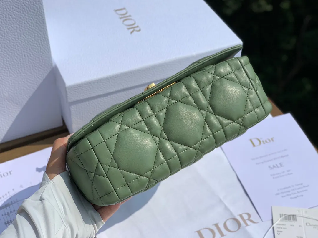 ❗️❗️❗️Free shipping with SF Express for year-end events❗️❗️❗️💰1900 Size 25-15-8cm [Pine Frost Green Gold Buckle] Overseas channels, Dior Pine Frost Green Caro Medium, the early spring green color is also very suitable for carrying in winter. It is made of Italian imported calfskin, embellished with the iconic cannage pattern, showing the charming style of the brand. In addition, this handbag is also equipped with an exquisite chain. The metal links reproduce the brand's "CD" logo between the interlocking links, echoing the exquisite buckle. Hurry up, sisters, it's so beautiful. It's heart-pounding~